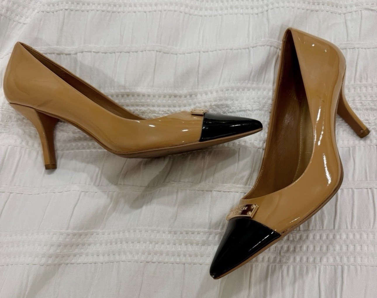 Coach Zan Patent Leather Pointed Toe Pumps Tapioca Tan Black Cap Toe Gold Plate