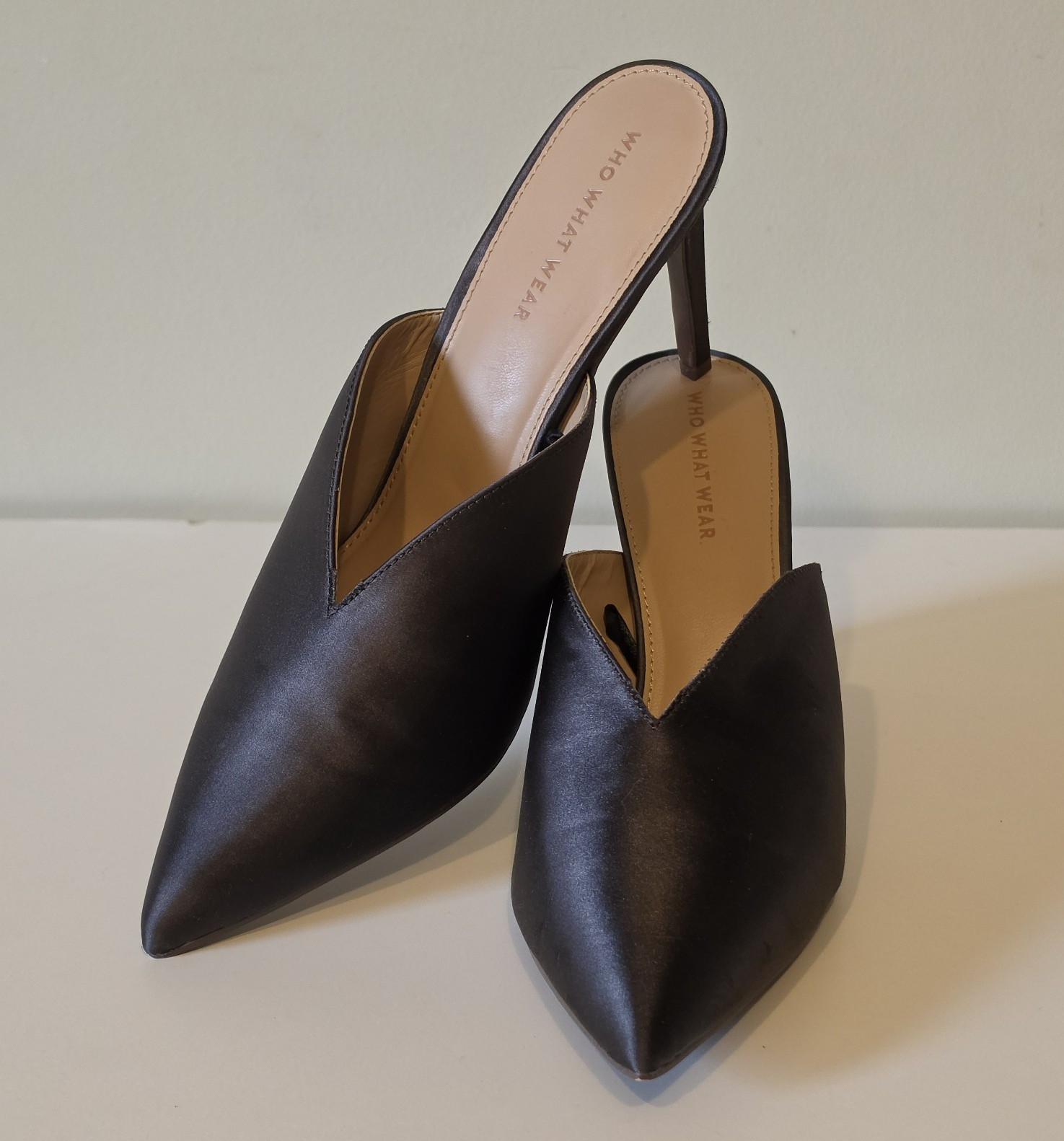 WHO WHAT WEAR Women’s Black Textile Mule Pointed Toe Slip On Heel US 9.5