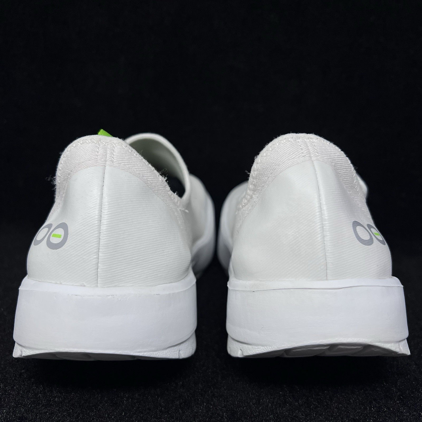 OOFOS OOmg eeZee Women’s Size 8.5 All White Casual Recovery Slip Ons.