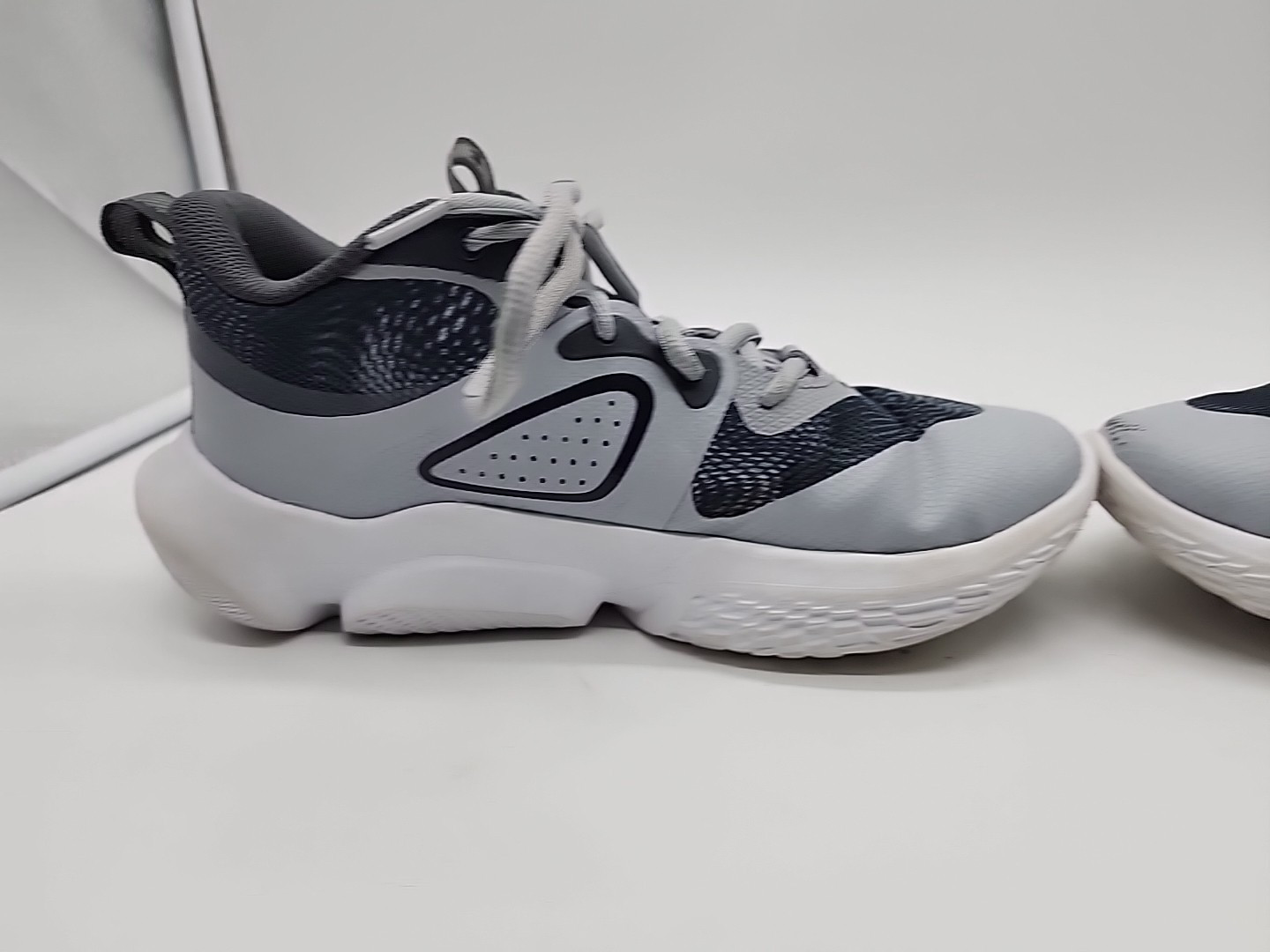 Under Armour Flow Breakthru 3 Low Mod Grey White Women’s Basketball Shoe Size 8