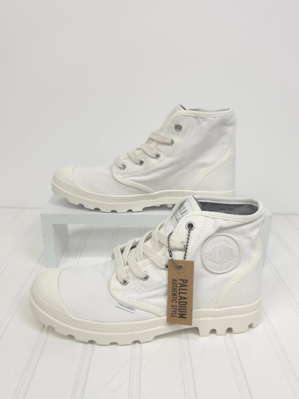 NIB Women’s Palladium Pampa Hi Round Toe Lace Up Booties Star White Size 8.5