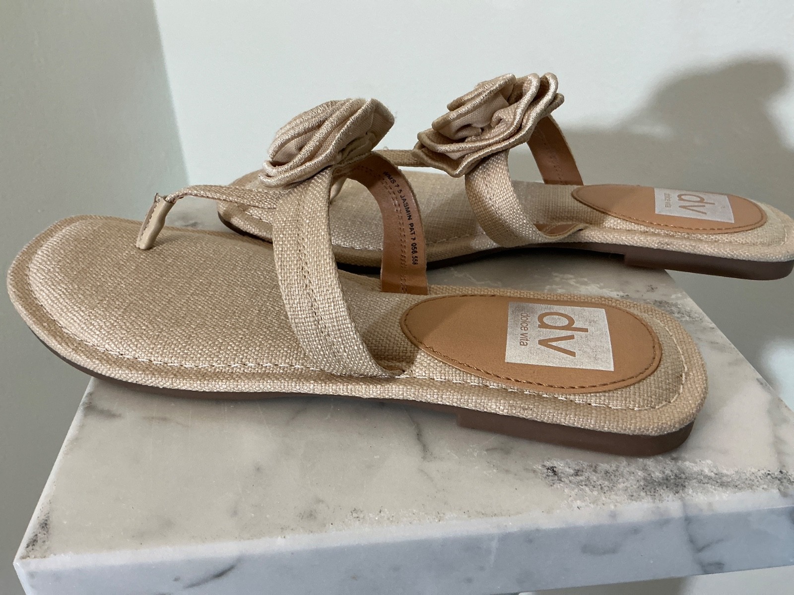 DV by Dolce Vita Cream Rosette Sandals Thong Floral Slide Size 7.5 Rose-Accent