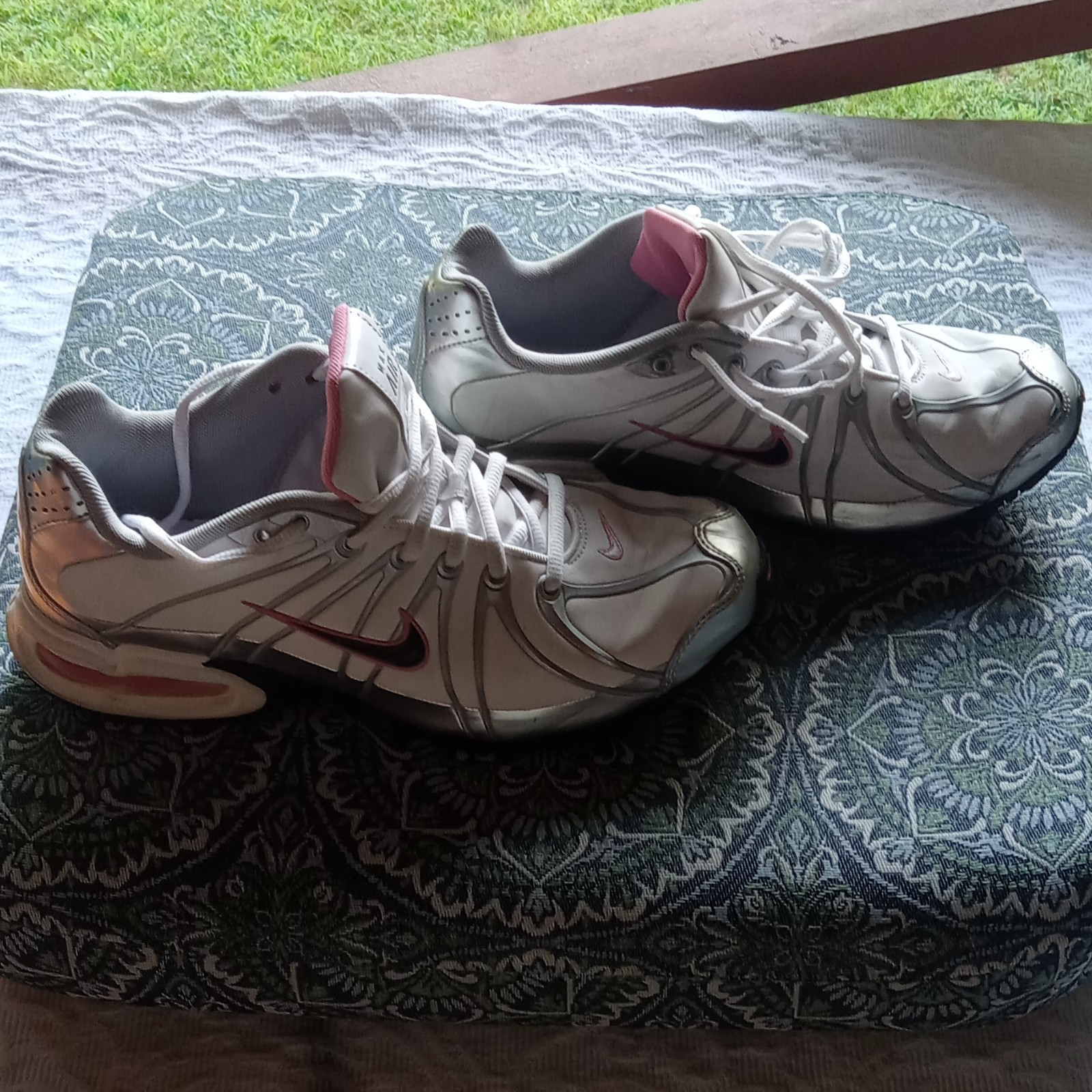 Nike Air Max Torch SL Women’s Size 10 White And Silver With Pink Running Shoes