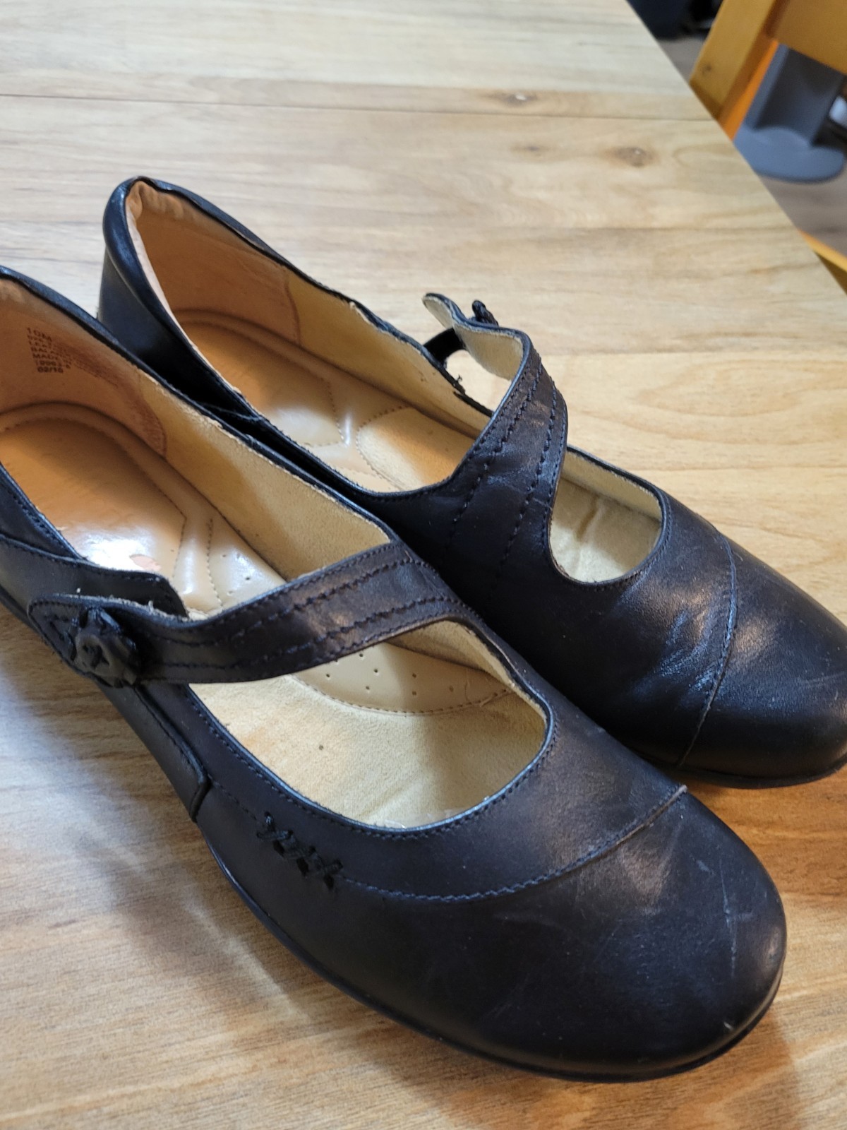 Mary Jane Style Leather Shallow Toe Comfort Flat By Strictly Comfort sz 10-M