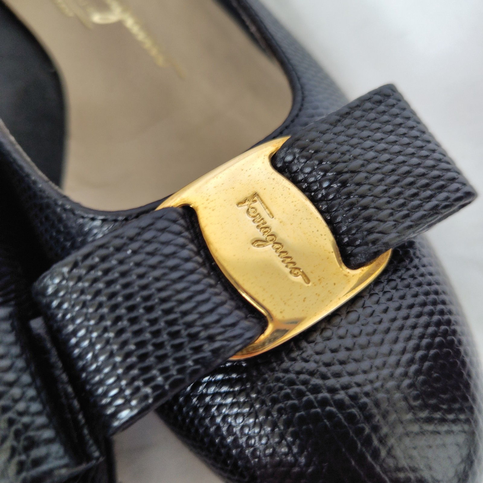 Salvatore Ferragamo Vara Lizard Embossed Black Leather Pumps Size 5.5B EU35.5