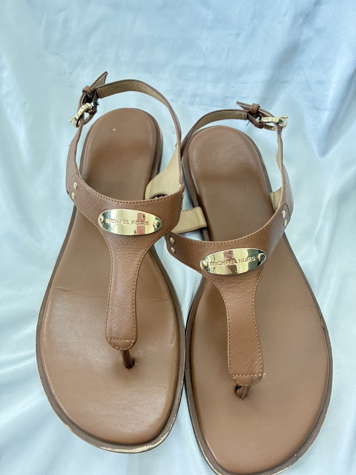 SALE❕Michael Kors MK Plate Thong Sandals in Luggage Saffiano Leather – Size 8M