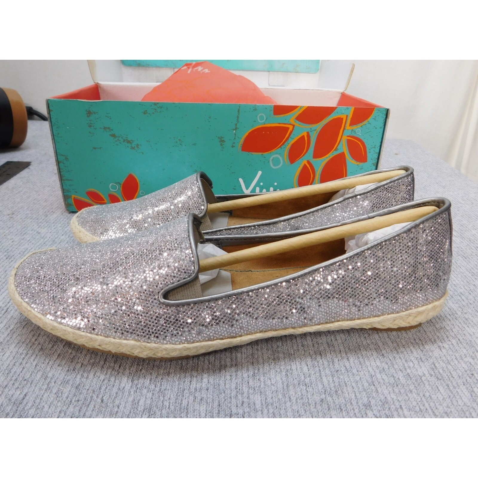 Yuu Geniva Espadrille Slip-on Shoe Womens 8 Silver Glitter NIB YU10127