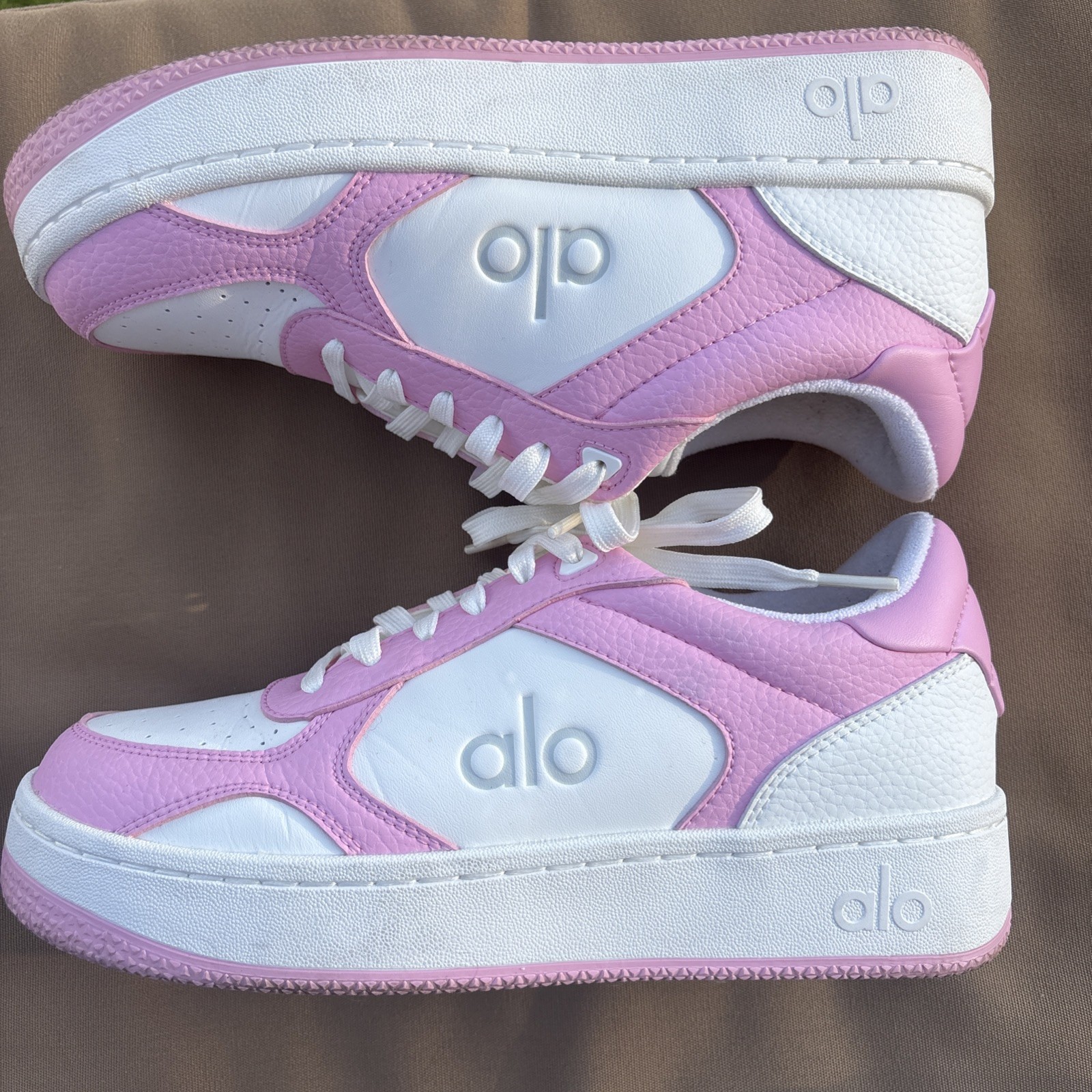 EUC! Alo Recovery Mode Comfort Sneaker Lace Up Pink White Athletic Shoes 7.5
