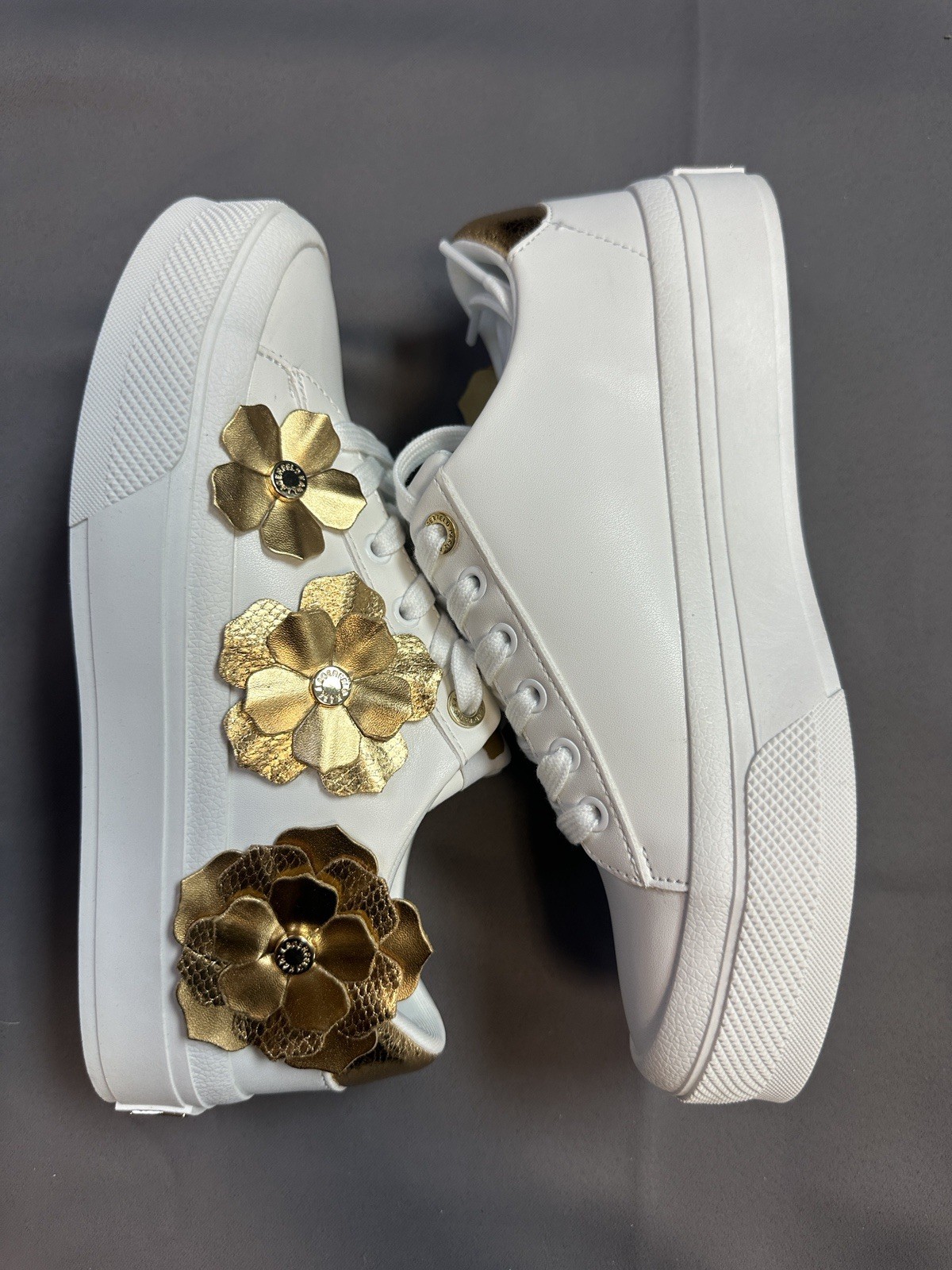 New Karl Lagerfeld Paris Women’s Gael Flower Sneakers – Bright White/Gold – US 7