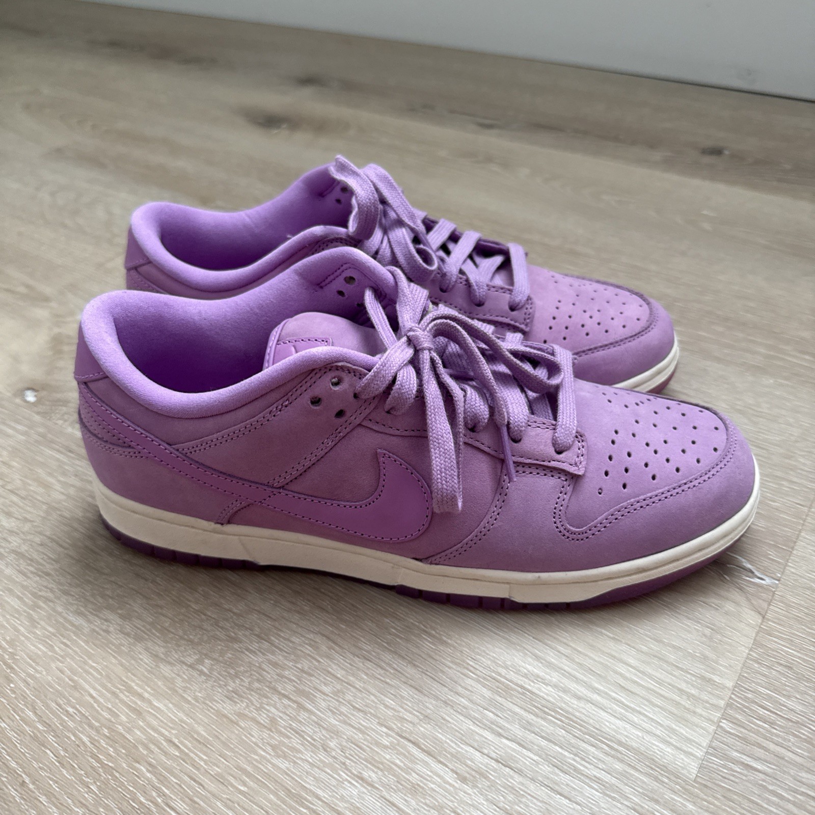 Nike Dunk Low DV7415-500 Sneakers Women’s size 9.5 Rush Fuschia Pink Purple