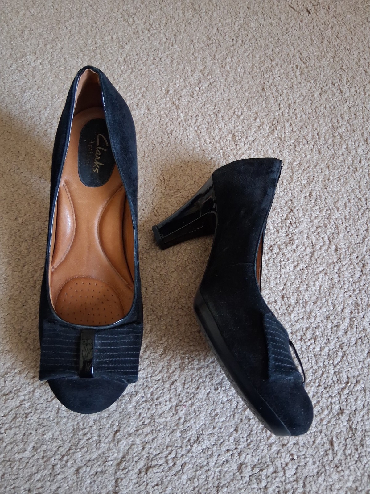 Clark’s Black Suede Bow Heels 7.5