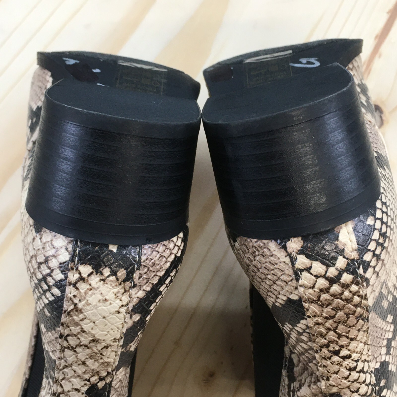 Qupid Boots Womens 6.5 Chelsea Booties Black Faux Leather Almond Snakeskin Block