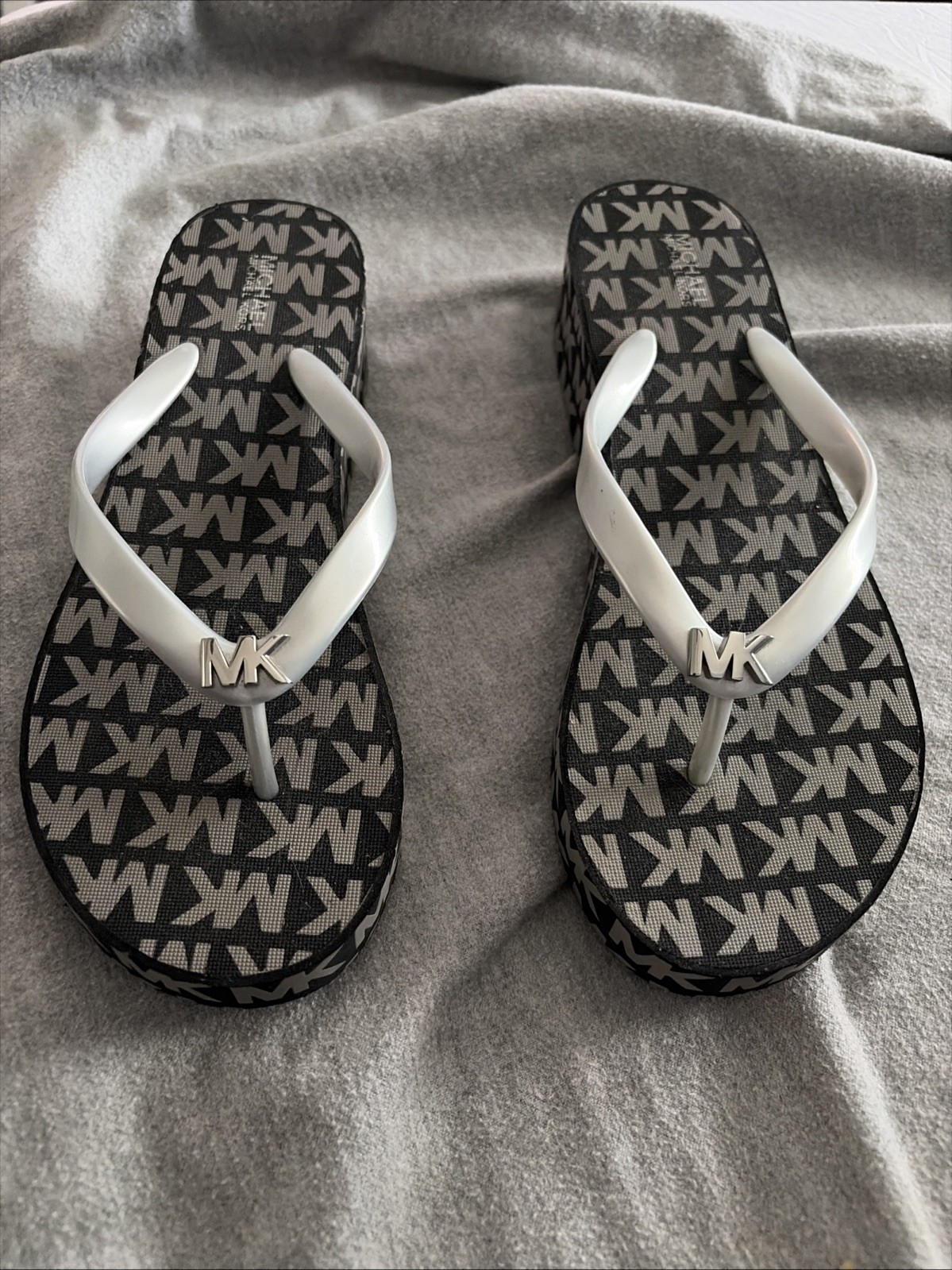 Once Worn Michael Kors Black/Silver Woman’s Casual Flip Flops Size 9M #RX22A !