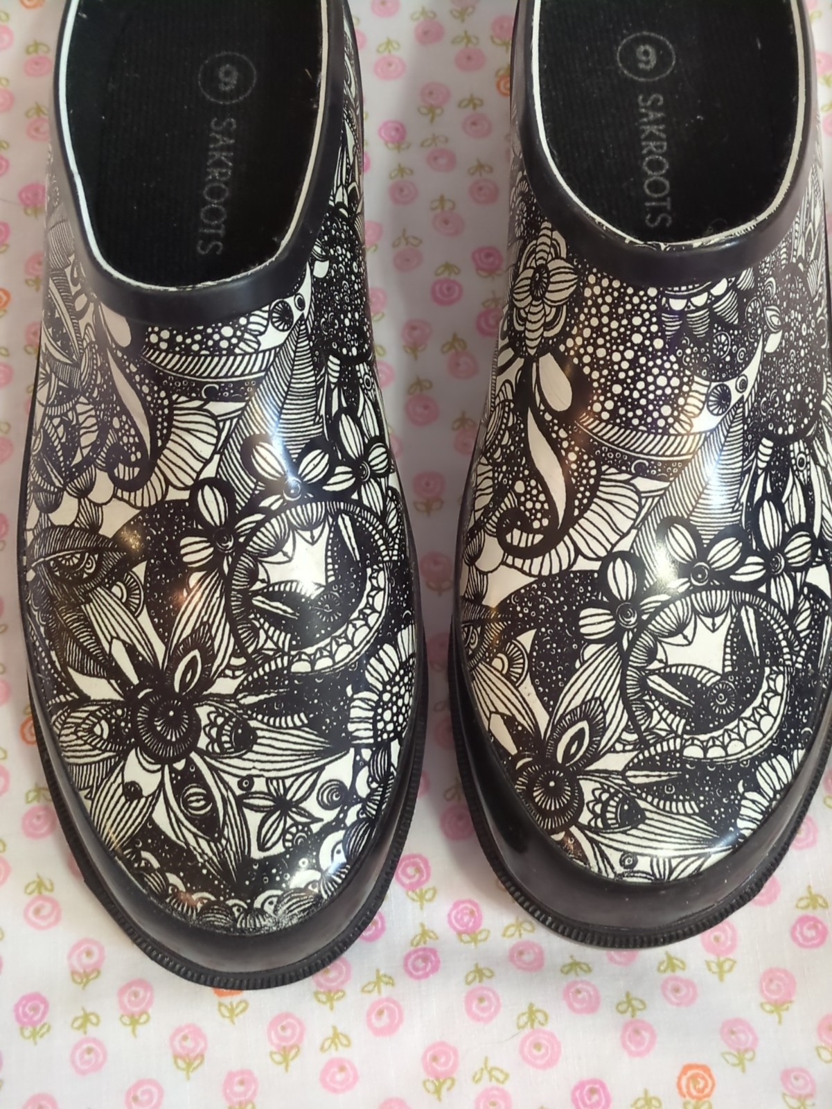 Sakroots Rubber Rain Garden Clogs Size 9 Black White Floral Flower All Rubber
