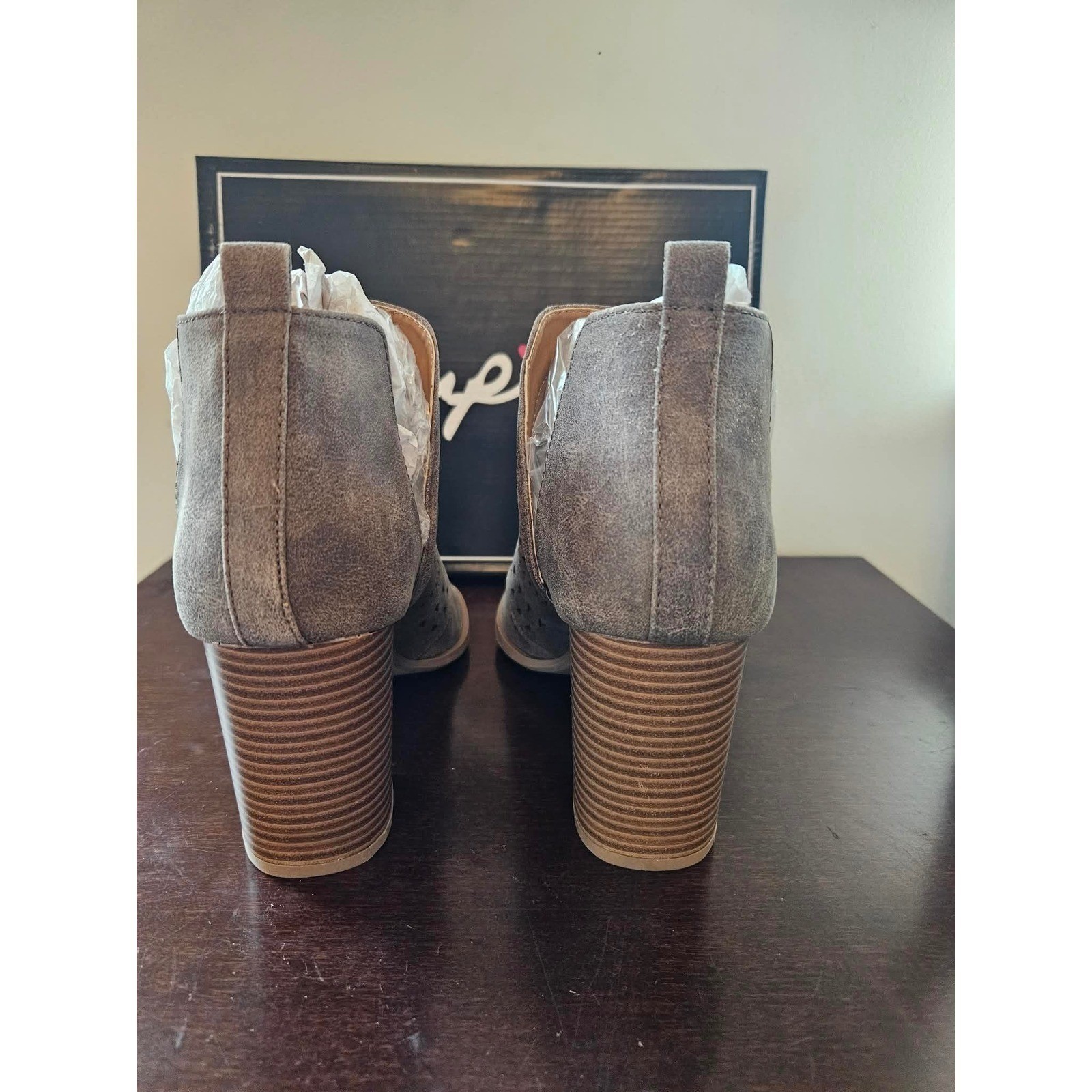 Qupid Caris-24 Nutmeg Distressed PU Open Toe Laser Cut Block Heel Bootie Size 10
