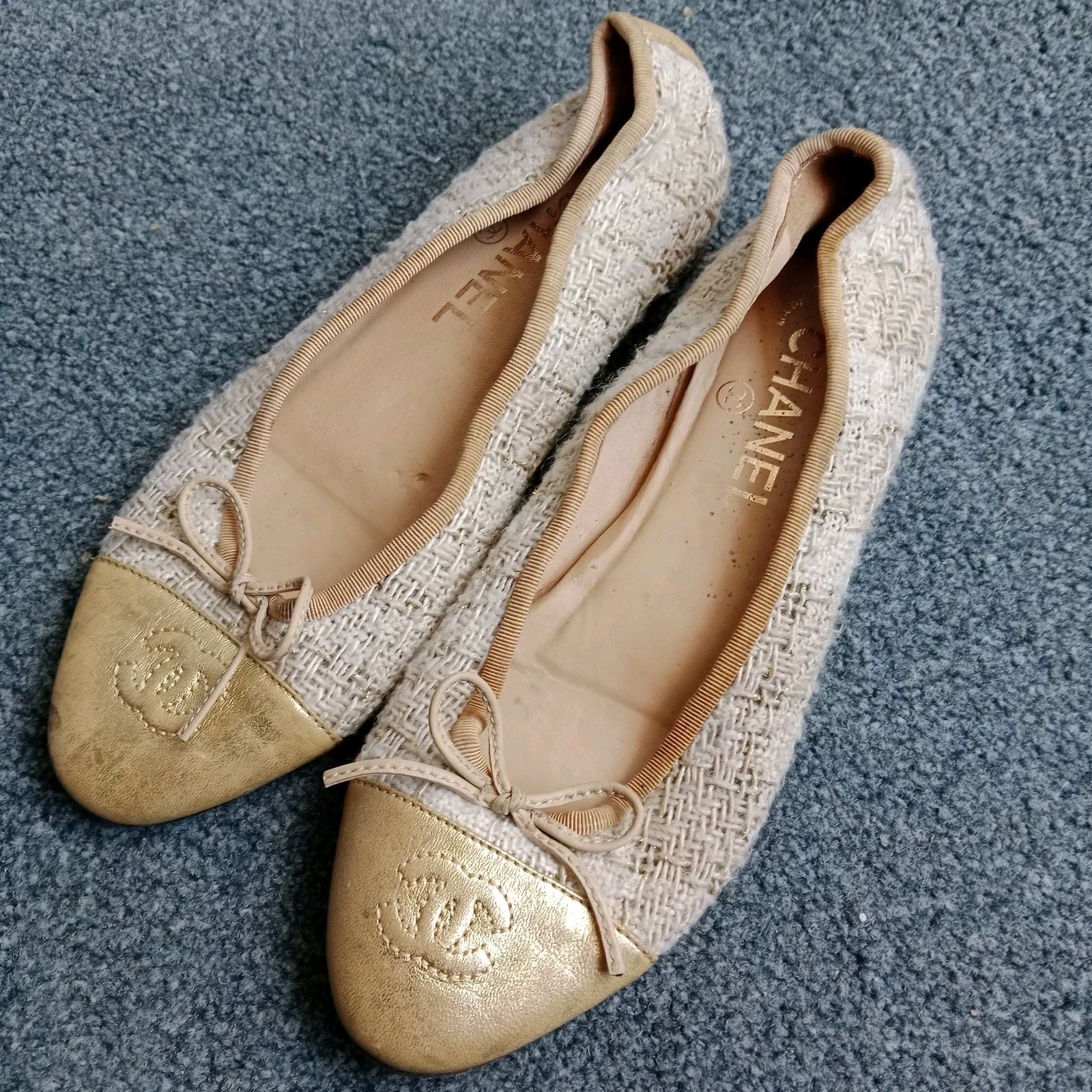 Chanel Ballet Flats In Cream Tweed And Gold Metallic Cap Toe EU Size 37 / US 7
