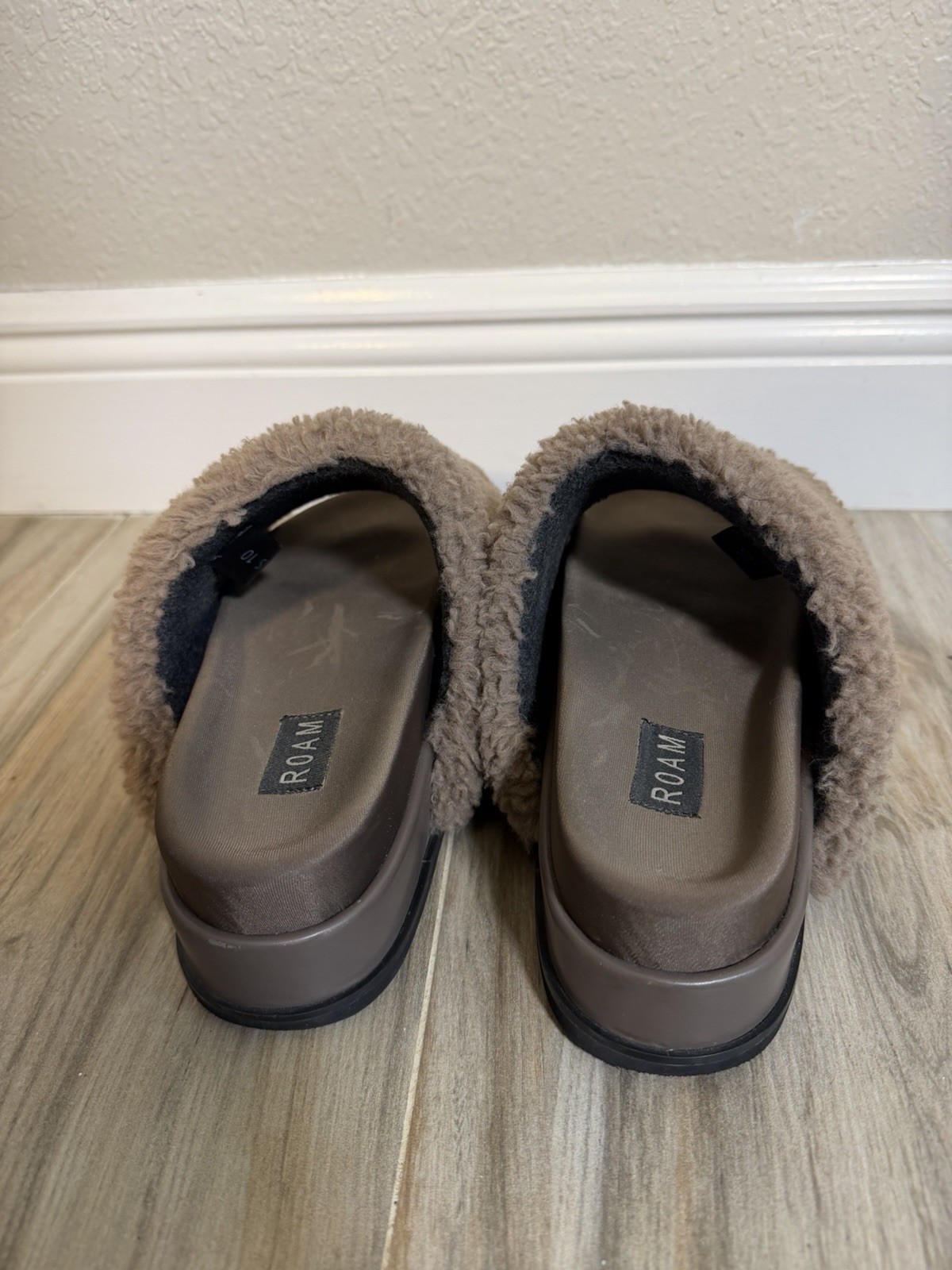 ROAM Fuzzy Platform Slides Slippers Taupe Womens 10 Preppy Casual Travel Comfort