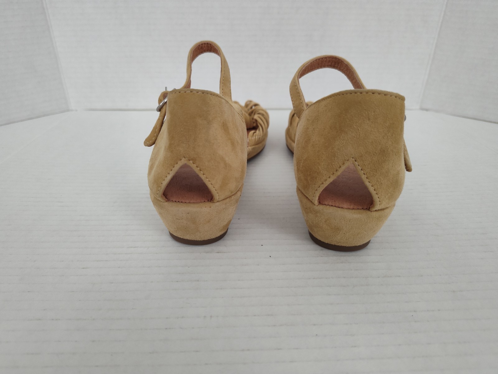 Gentle Souls by Kenneth Cole Lily Knot Wedge Sandals sz 9 Mustard Yellow Suede