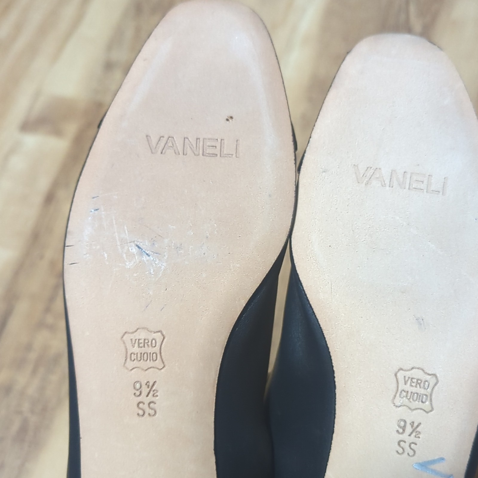 Vaneli Women’s Black Leather Flat Slip On Cap Toe Square Toe US 9.5