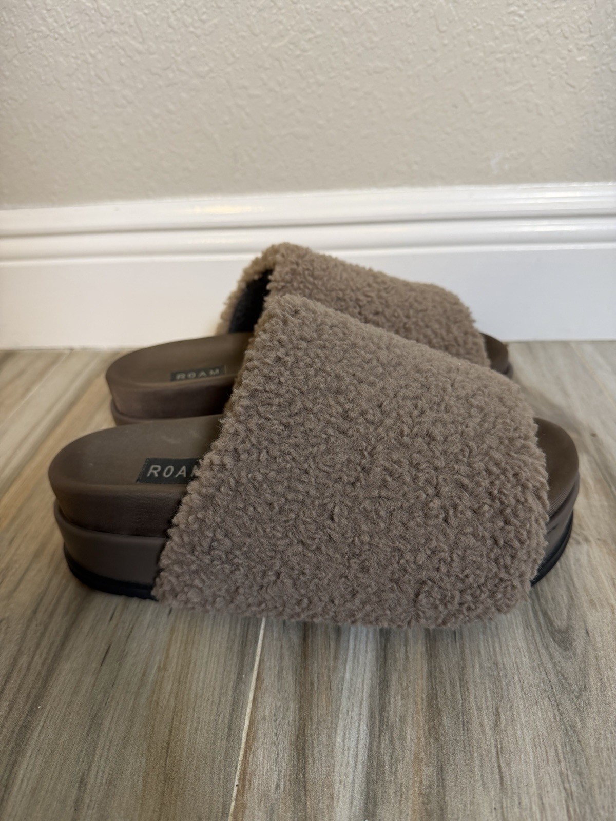 ROAM Fuzzy Platform Slides Slippers Taupe Womens 10 Preppy Casual Travel Comfort