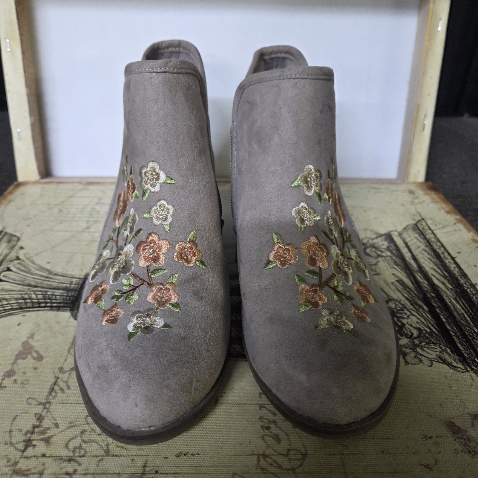 Size 7.5 SO Meme Stone Floral Embr. Taupe Ankle Booties Faux Suede Women’s Boots