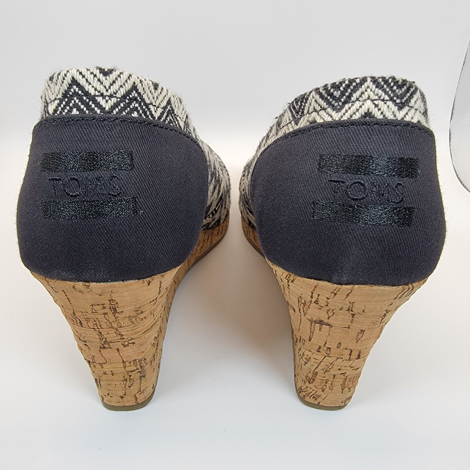 TOMS Stella Classic Wedge Heels Women 8.5 Black White Chevron Zigzag Peep Toe