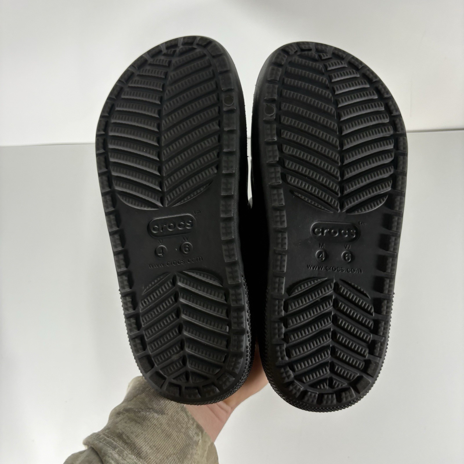Crocs Black Fuzzy Inside Slide On Classic Cozzzy Sandal unisex Sz Men 4 Women 6