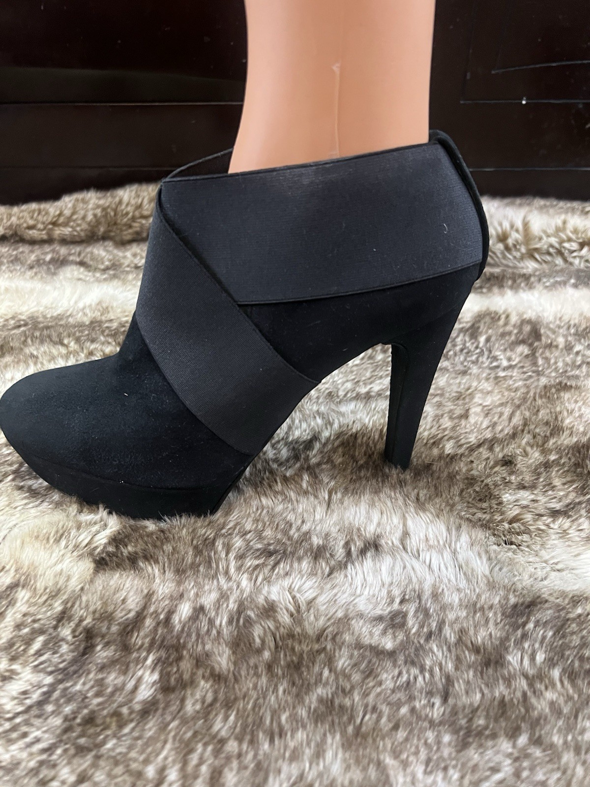 Stuart Weitzman Women’s Black Ankle Bootie Slip-On Stiletto Round Toe Size: 8.5