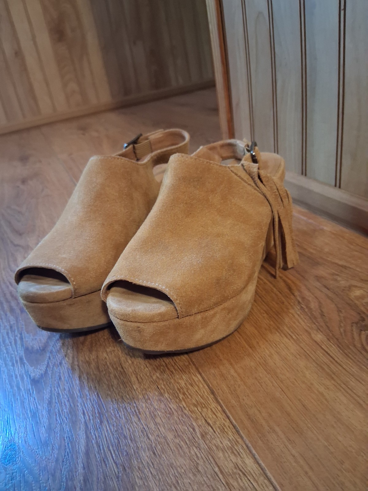Chocolat Blu Wells Platform Wedge Open Toe Sandal Ankle Fringe Women’s 6.5 Suede