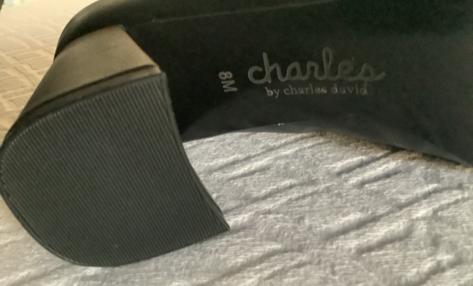 NWOB CHARLES DAVID CHARLES 8M AMITY Black Gold Horse Bit High Heel Shoe