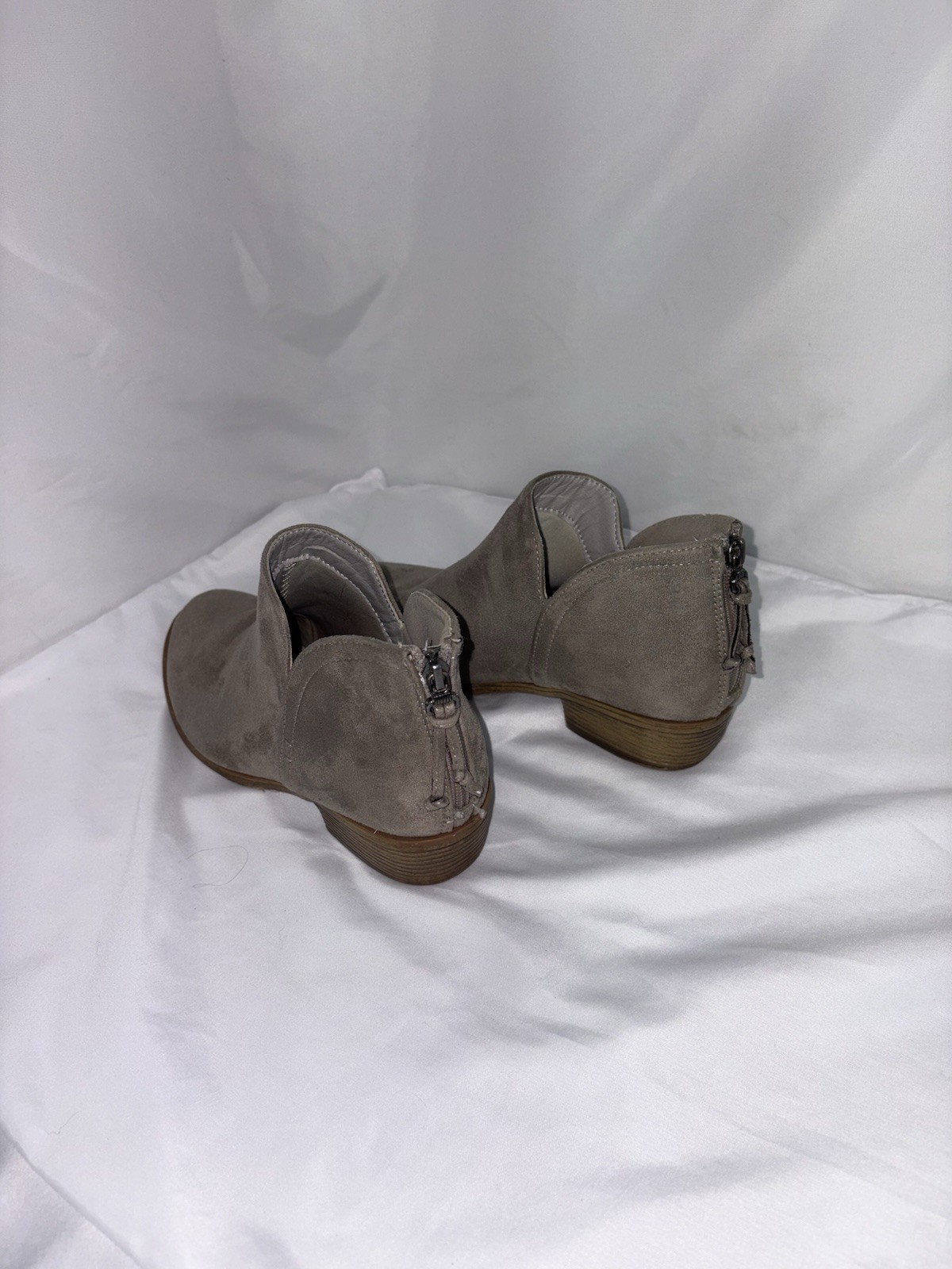 Women’s Size 8 Gray Booties