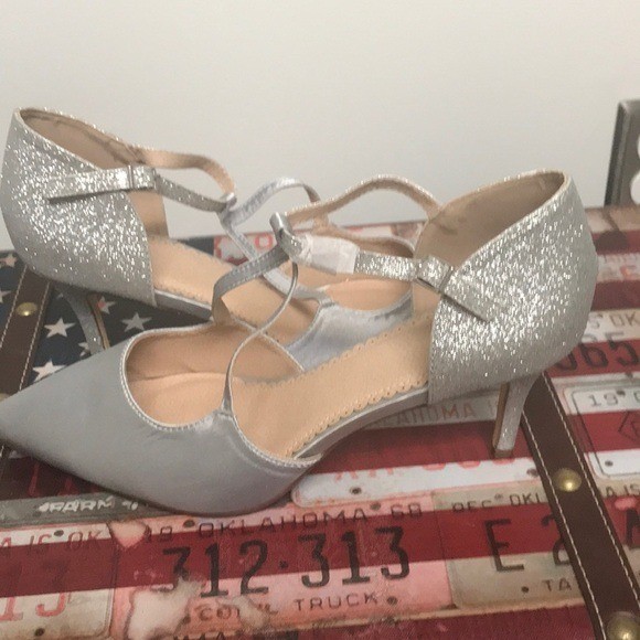 Journee Collection T-Strap Kitten Heels Size 12 Silver Glitter Satin Pumps NWT