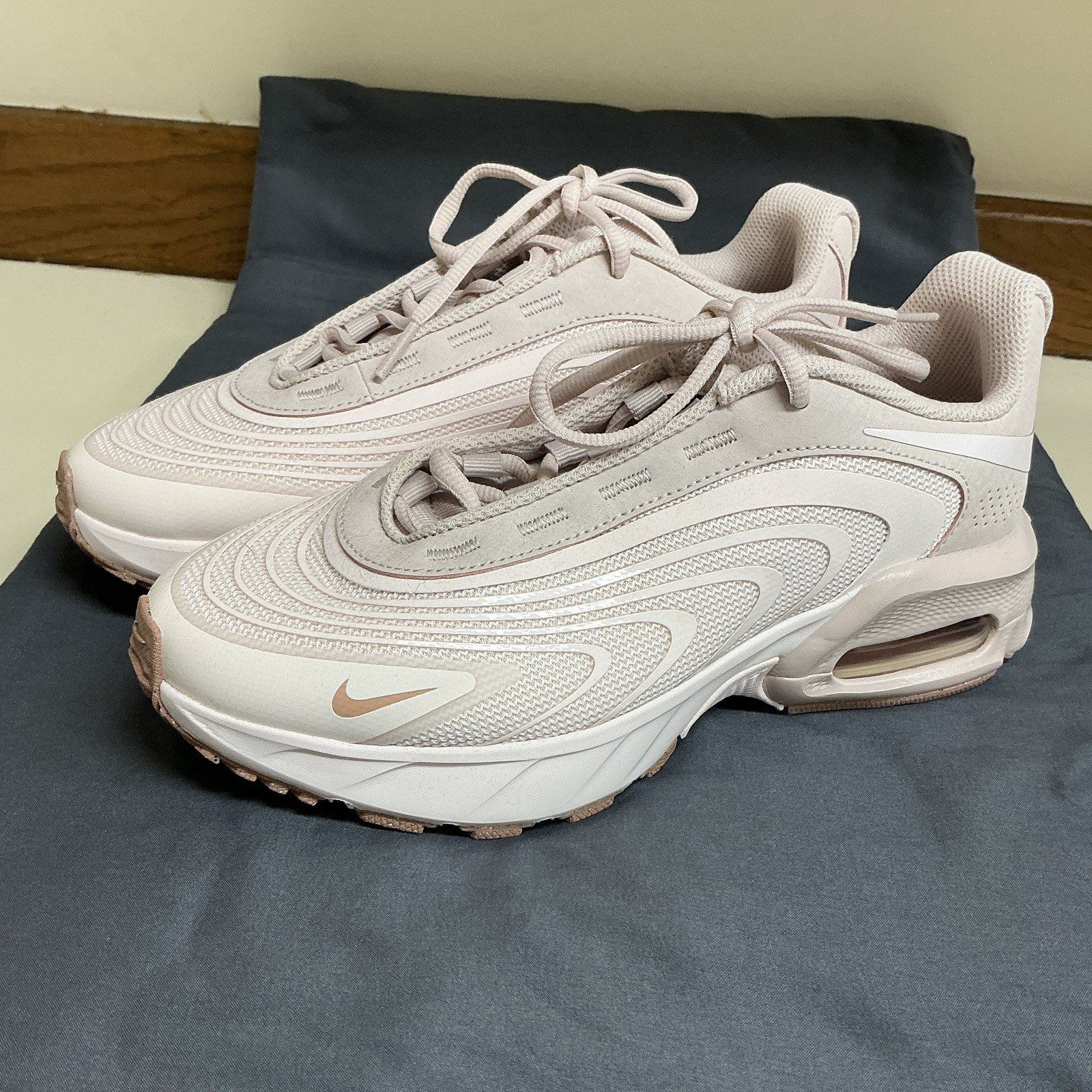 Women’s NIKE Air Max Low Top Beige Lace-Up Solid Athletic Sneakers (New w/o box)