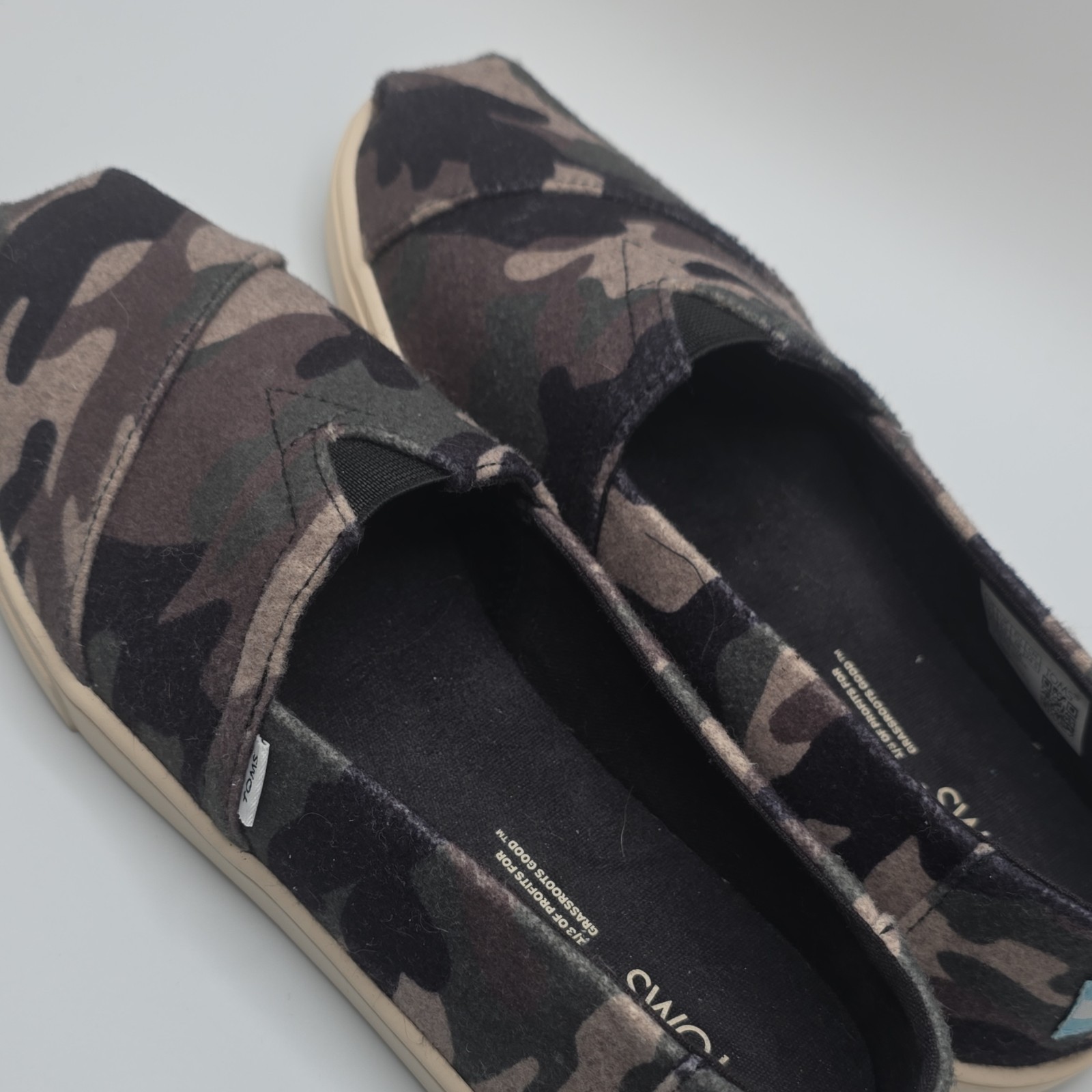 TOMS Women’s Camouflage Slip-On Flats Multicolor Black Brown Green Size 7.5