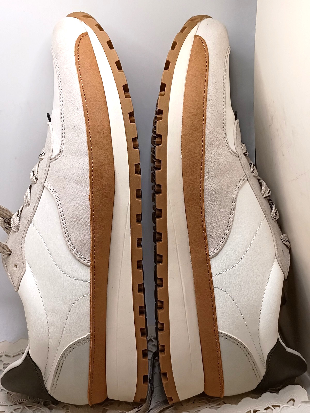 Universal Thread Women’s Size 9.5 Maria White / Gray /Brown Memory Foam Sneakers