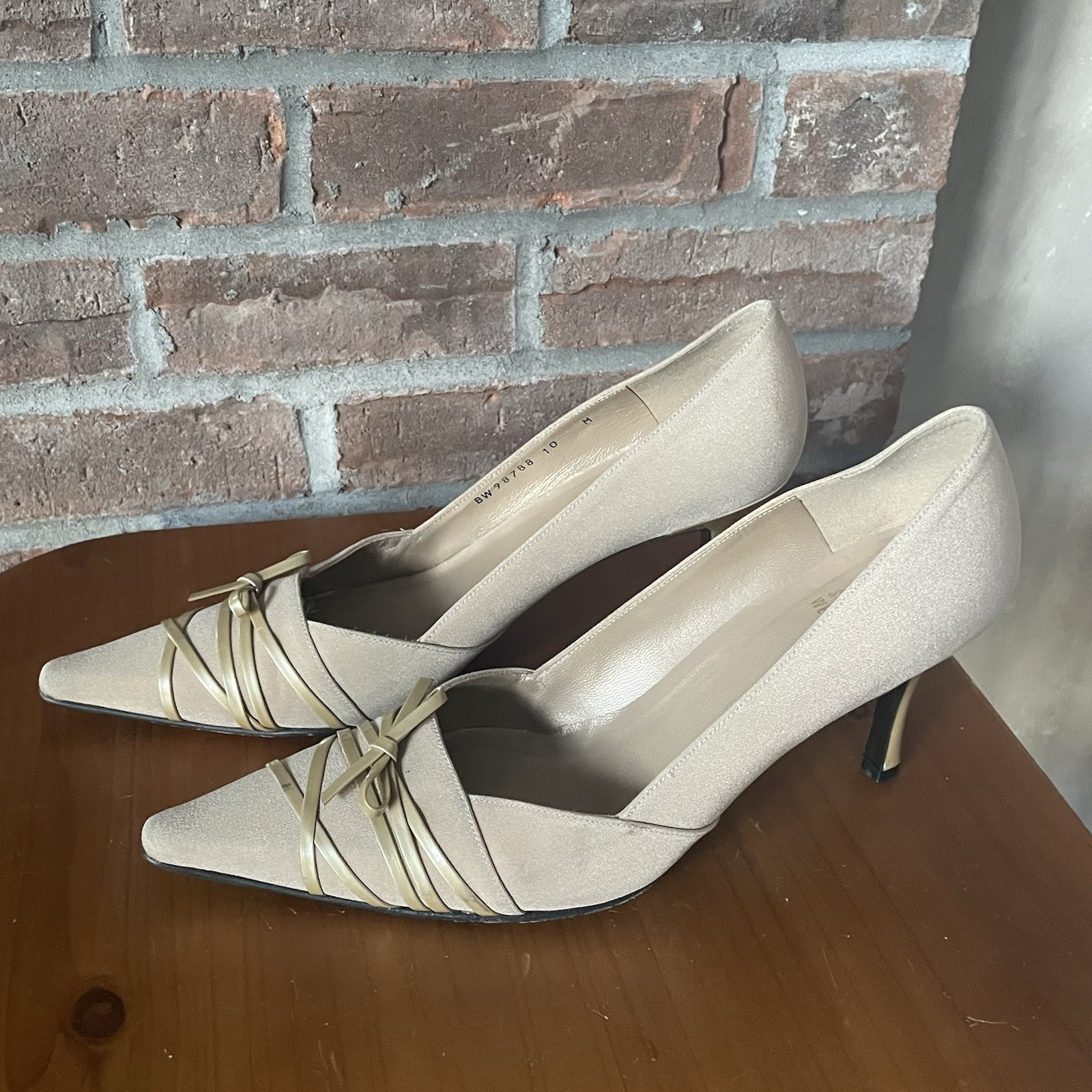 Stuart Weitzman Kitten Heel Evening Shoes Bow Women’s Size 10M Beige 3″ Heel