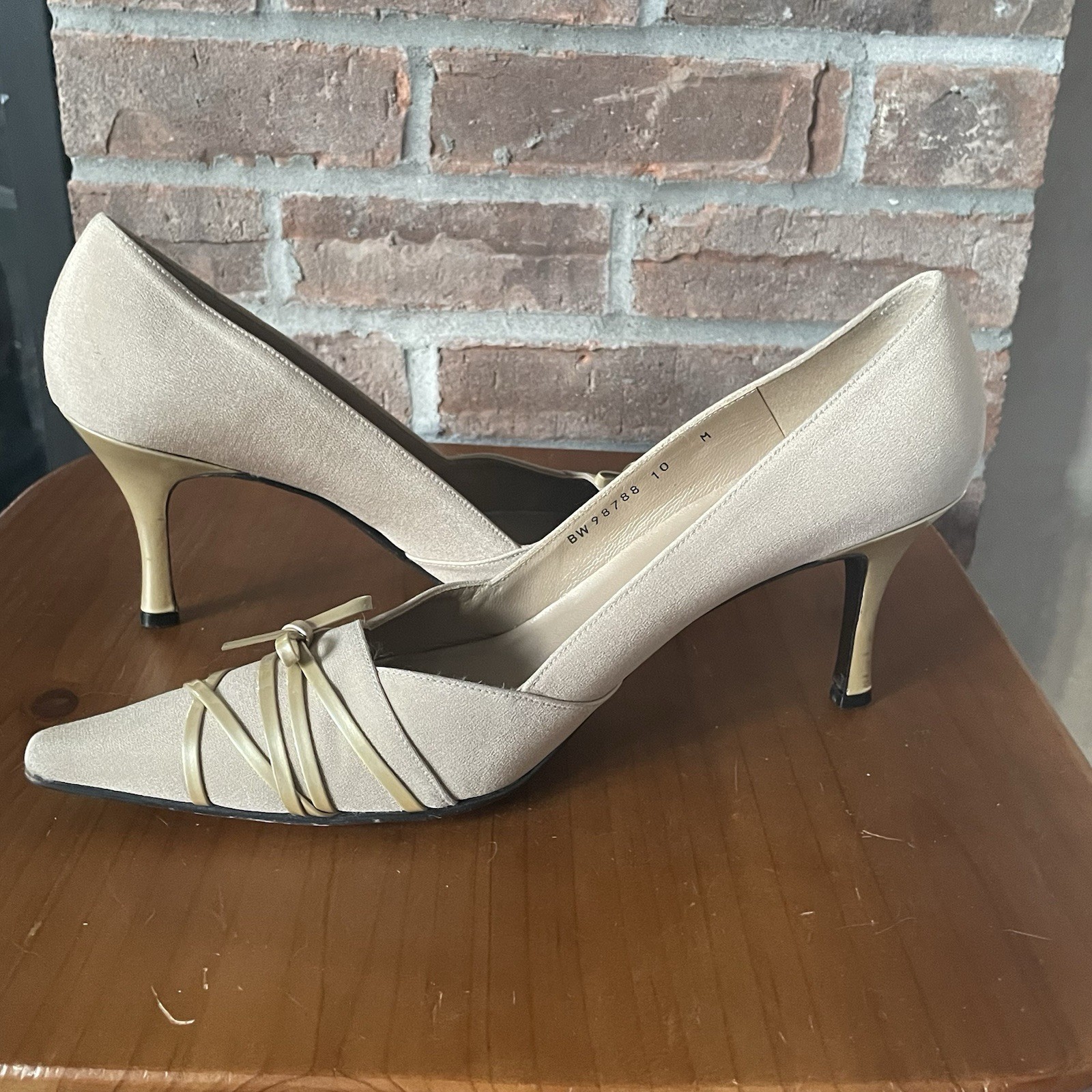 Stuart Weitzman Kitten Heel Evening Shoes Bow Women’s Size 10M Beige 3″ Heel