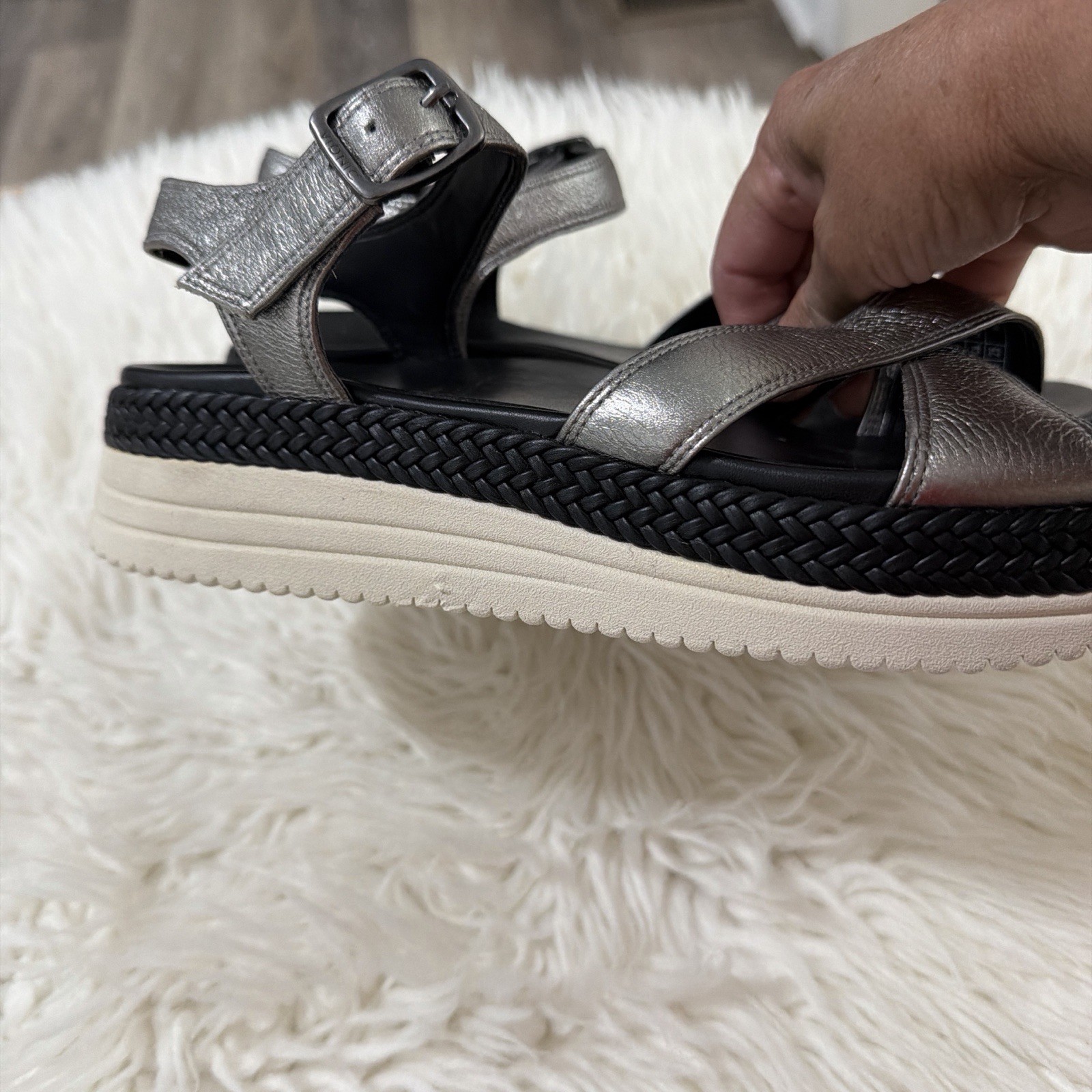 Vionic Women’s Leather Mar Wedge Sandals .Metallic Silver Size 8.5