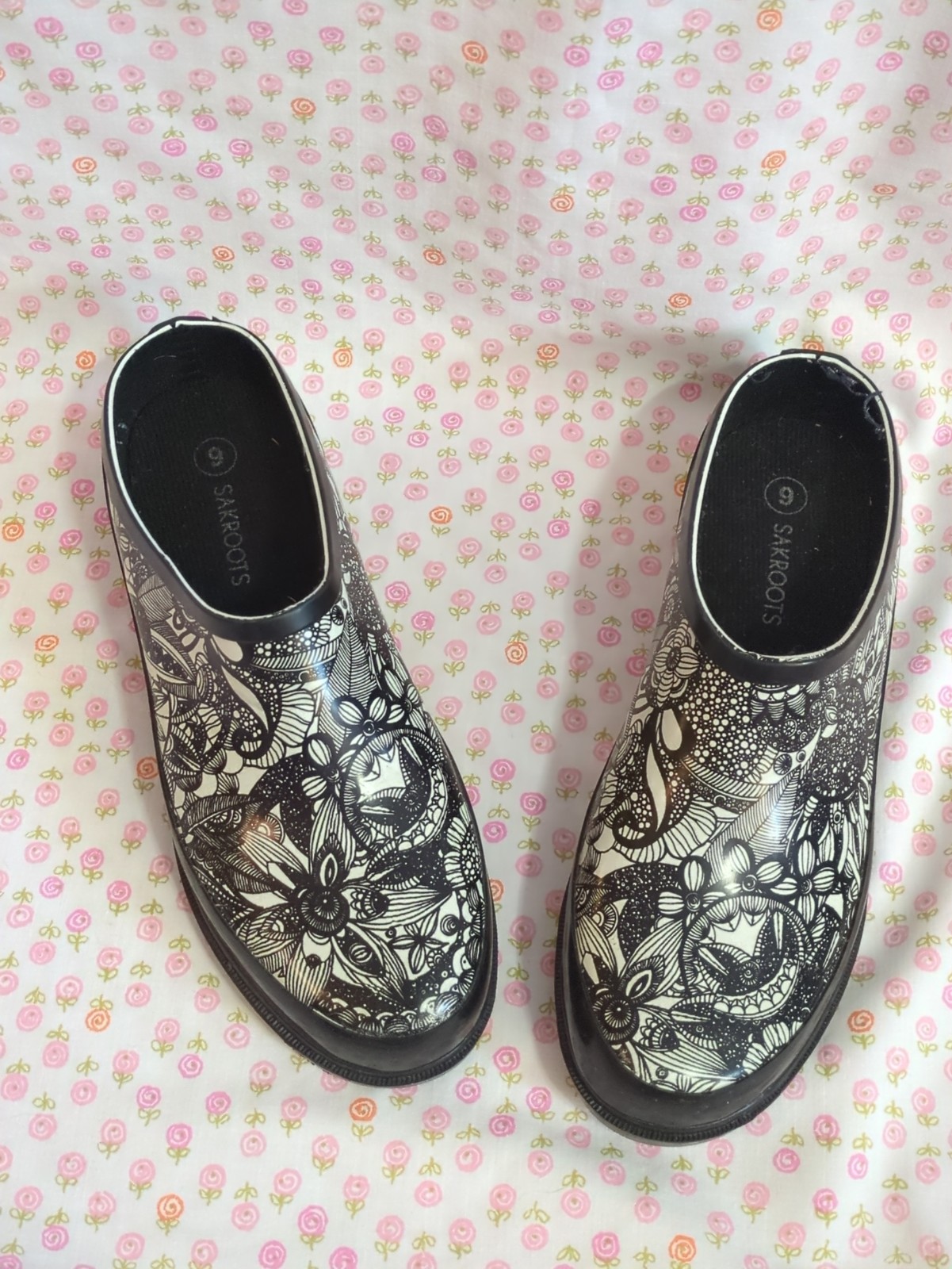 Sakroots Rubber Rain Garden Clogs Size 9 Black White Floral Flower All Rubber