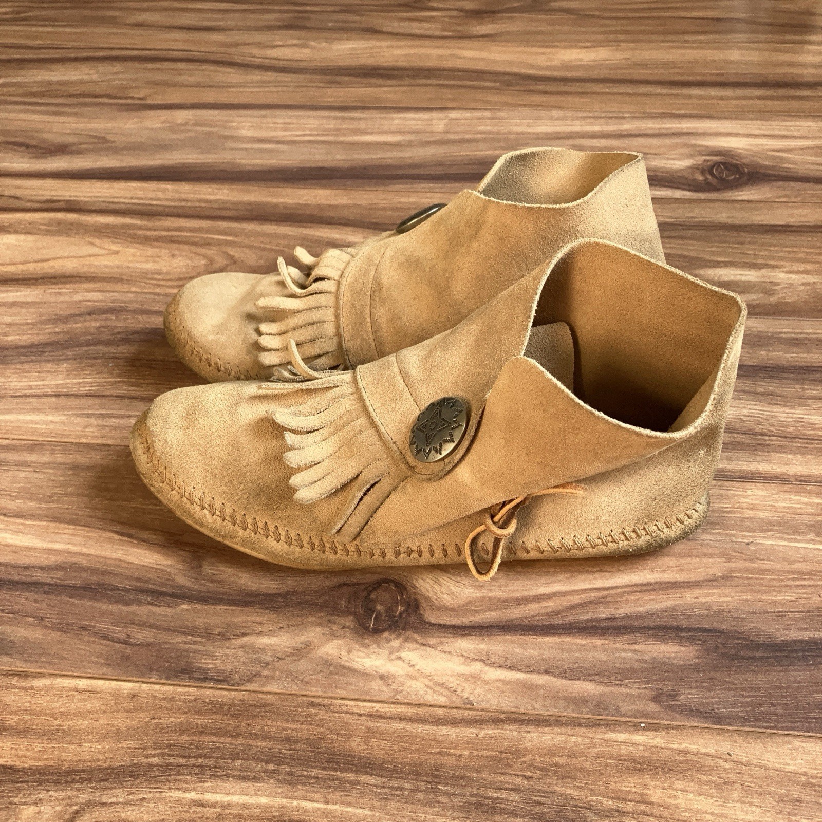 Minnetonka Moccasin Shoes Womens 7 Beige Fringe Suede Western Boho Leather