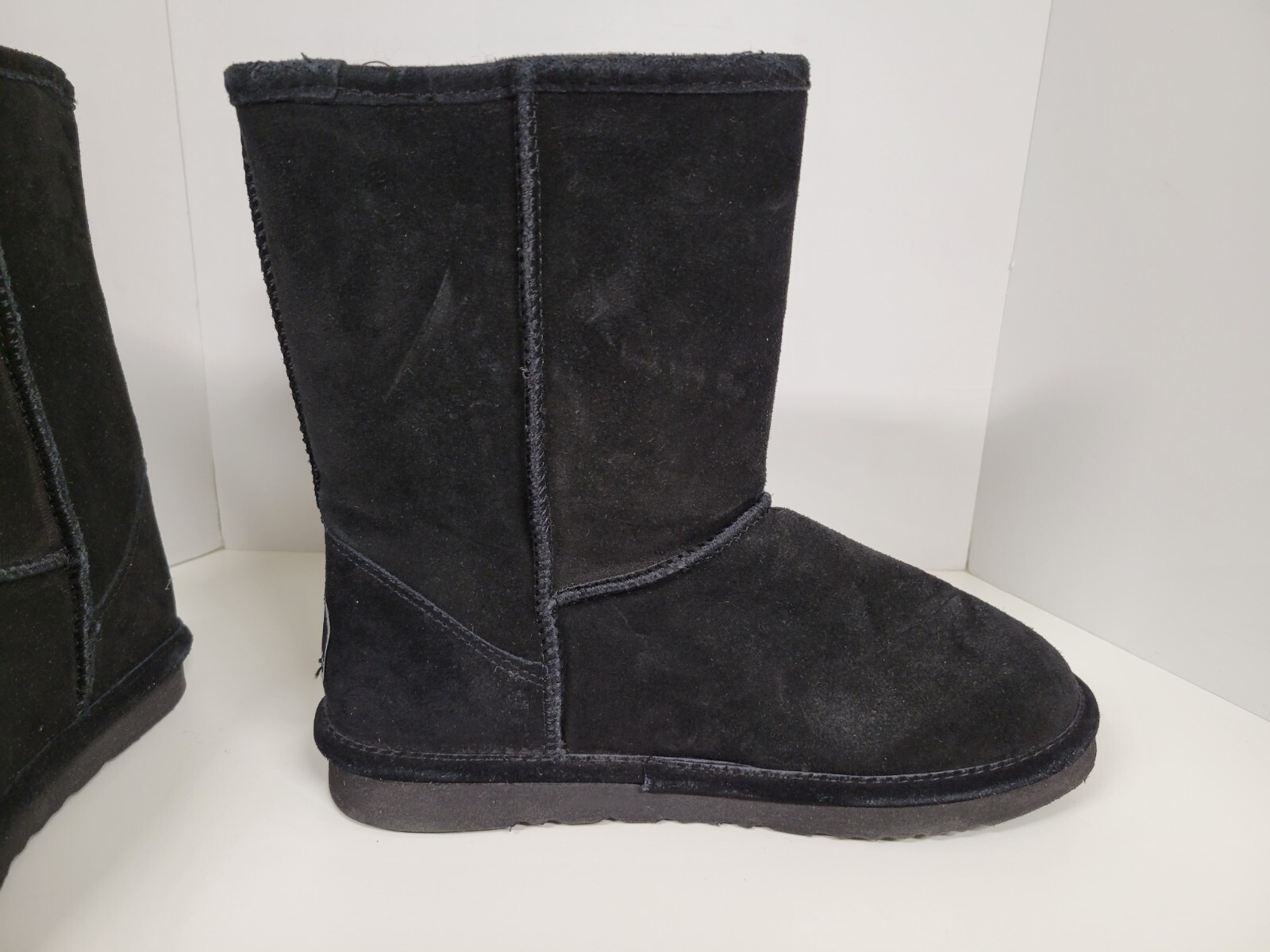 (Mismatched Size Left 9/10 & Right 7/8): Unisex Bearpaw Black Boots