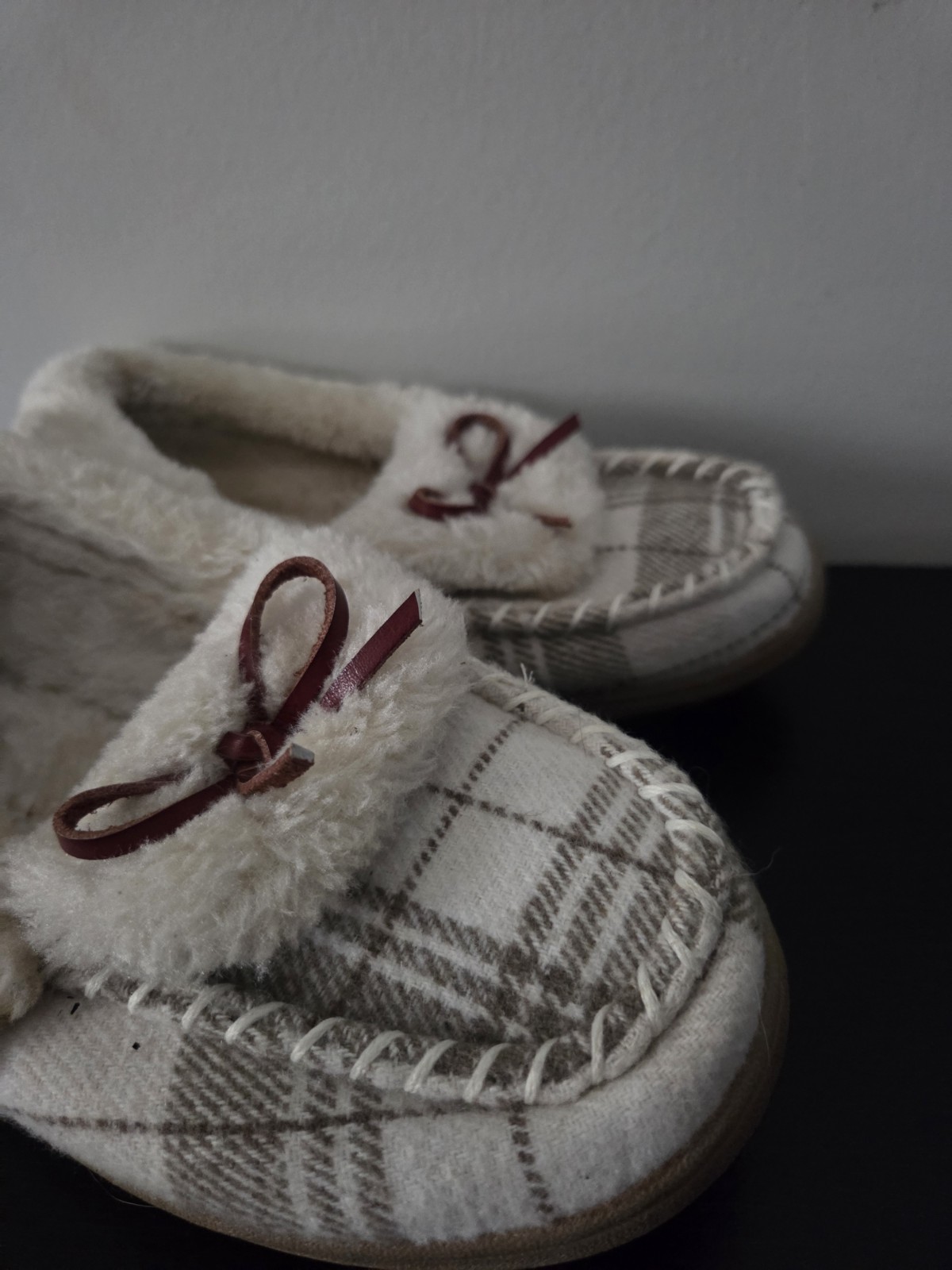 Faux-Fur Trim Moccasin Slippers Old Navy Size 7 Bow Detail Tan Plaid