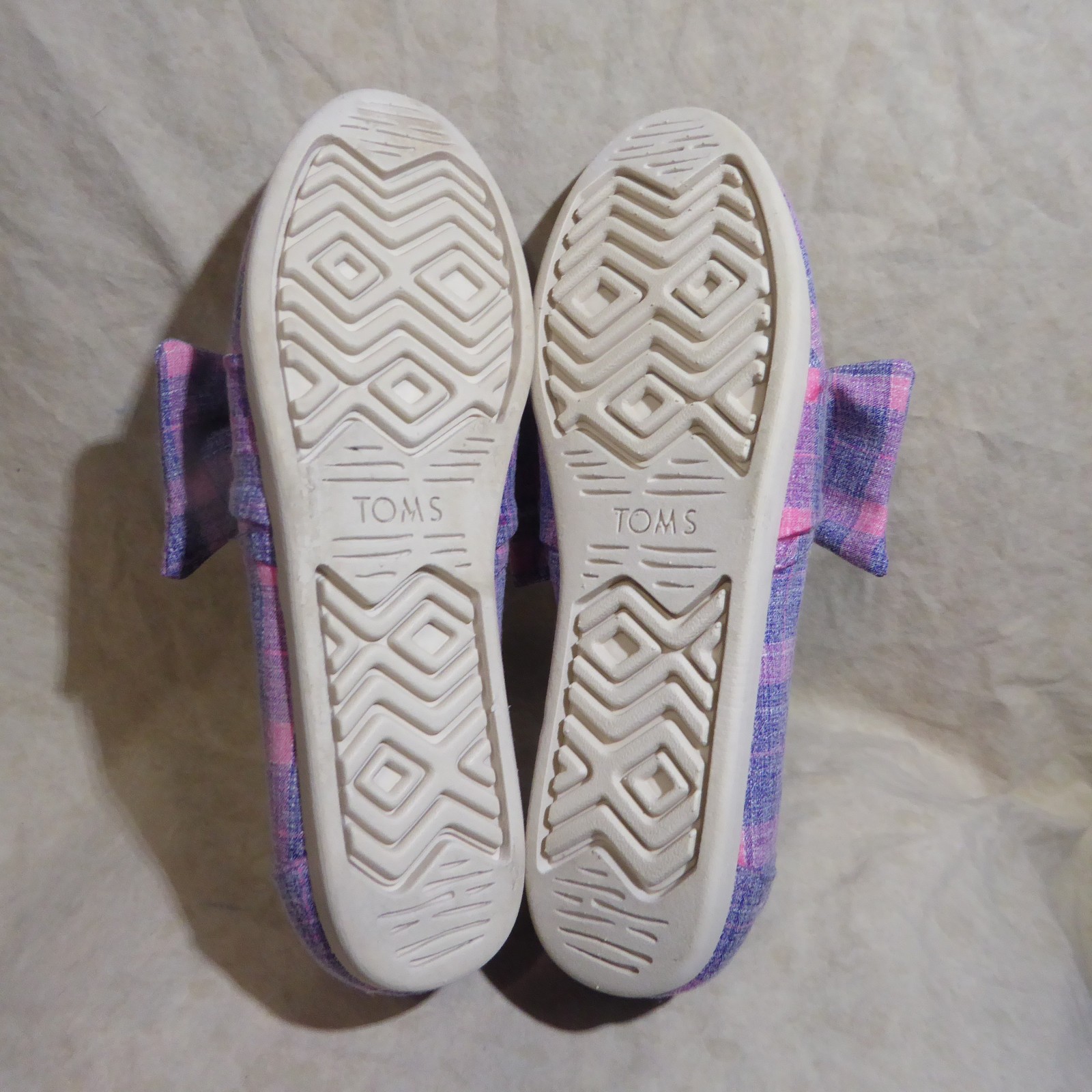 🥿 TOMS Classic Slip Ons sz 9 M Blue & Pink Plaid Fabric; Chelsea Bows