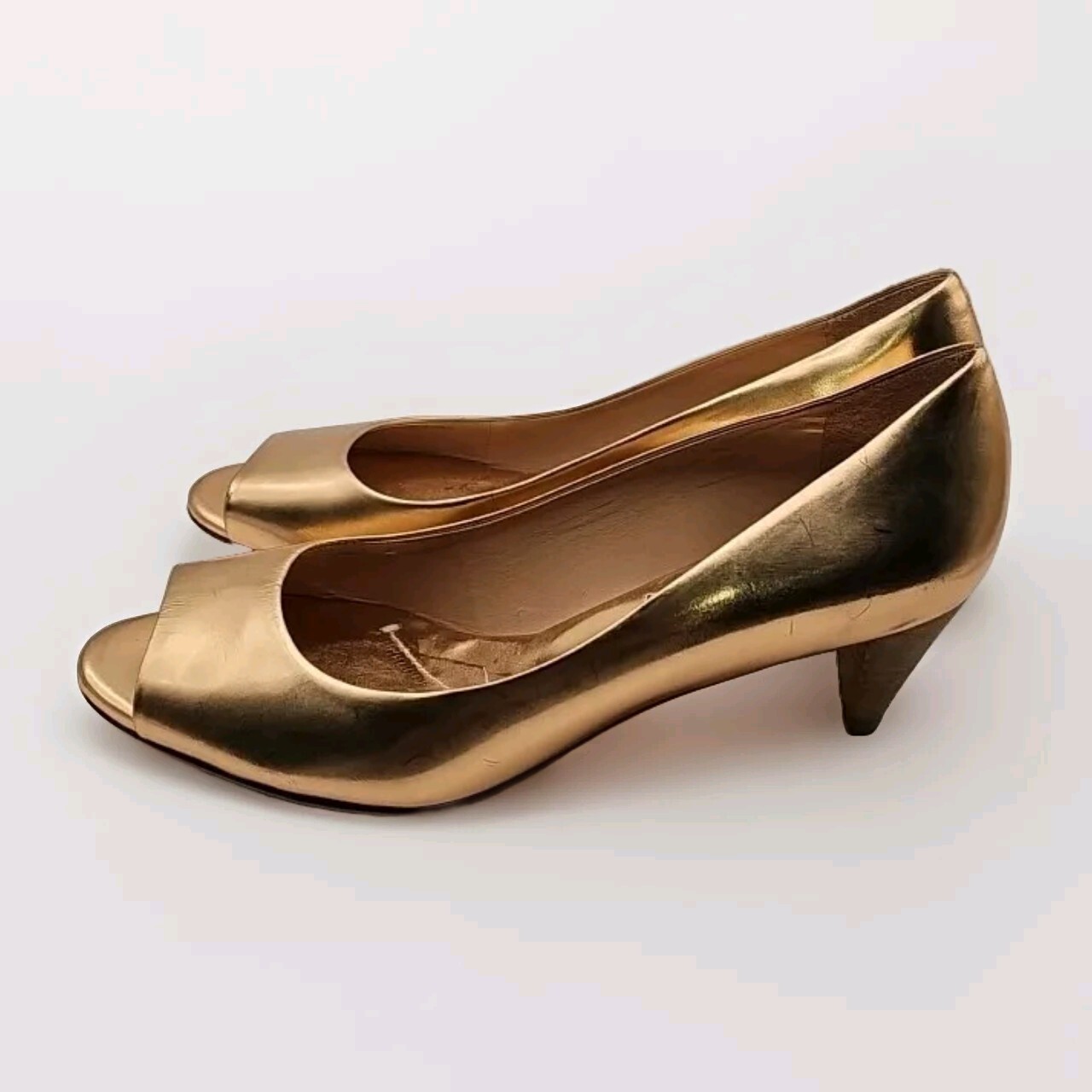 BCBG Max Azria Sz 8 B Leather Rose Gold Pumps 2″ Cone Heels Metallic Jazzy 26B
