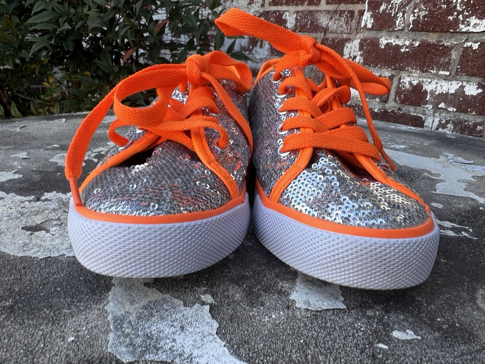 Gotta Flurt Pizzazz Womens Silver Sequin with Orange Accents Shoes Sneakers Sz 3