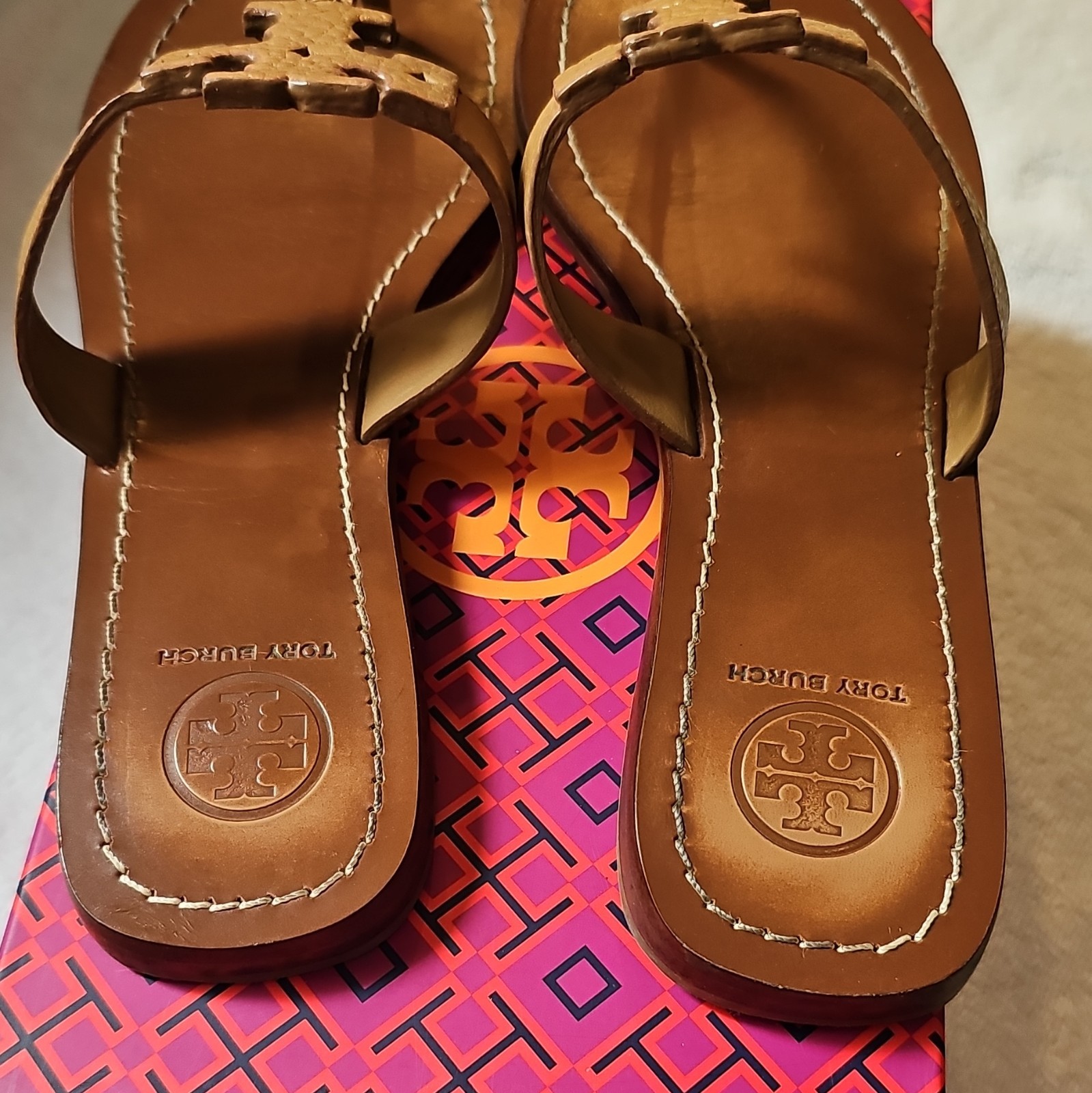 Tory Burch Flat Thong Sandals Tan Tumbled Leather Logo Strap Women US 7.5