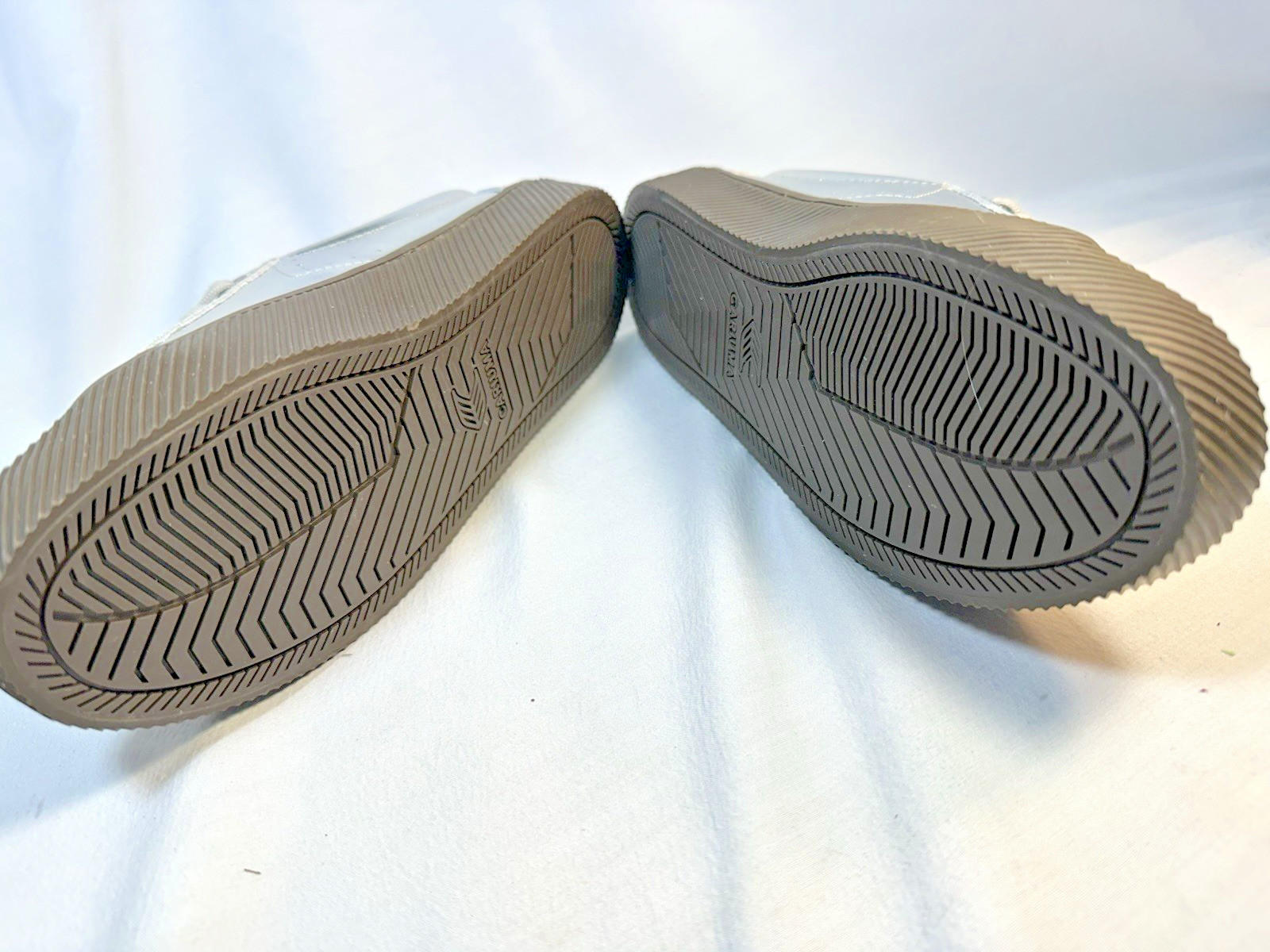 Cariuma OCA Low Sneakers Women’s 5/Men’s 3.5 Silver Leather Comfort Shoes NWT