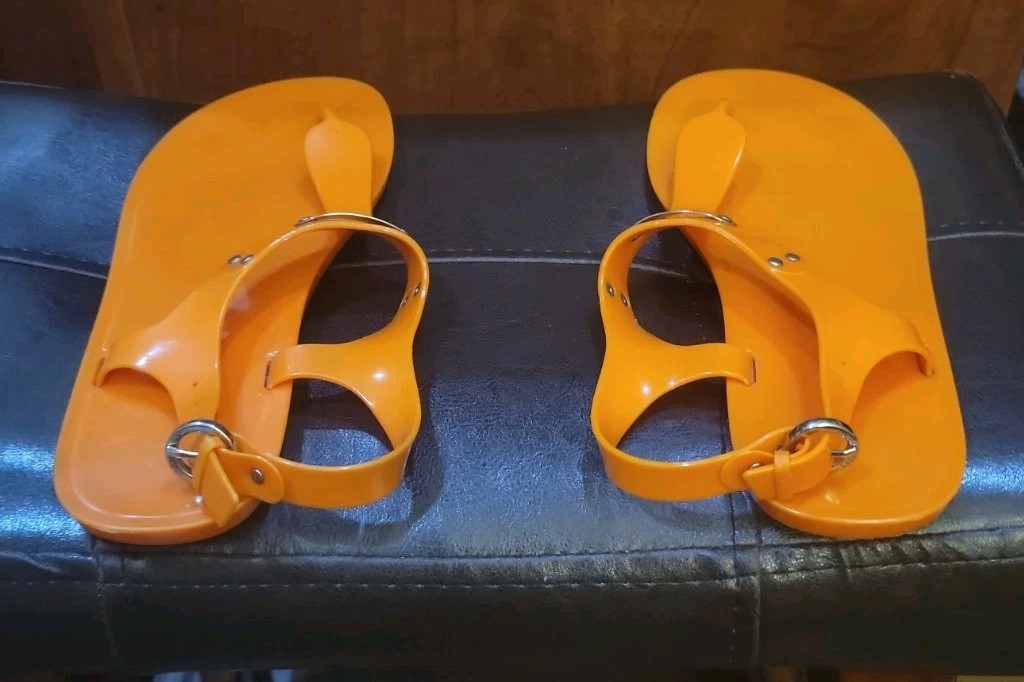 MICHAEL KORS MK PLATE ICONIC JELLY LOGO ORANGE THONG SANDALS 7.5