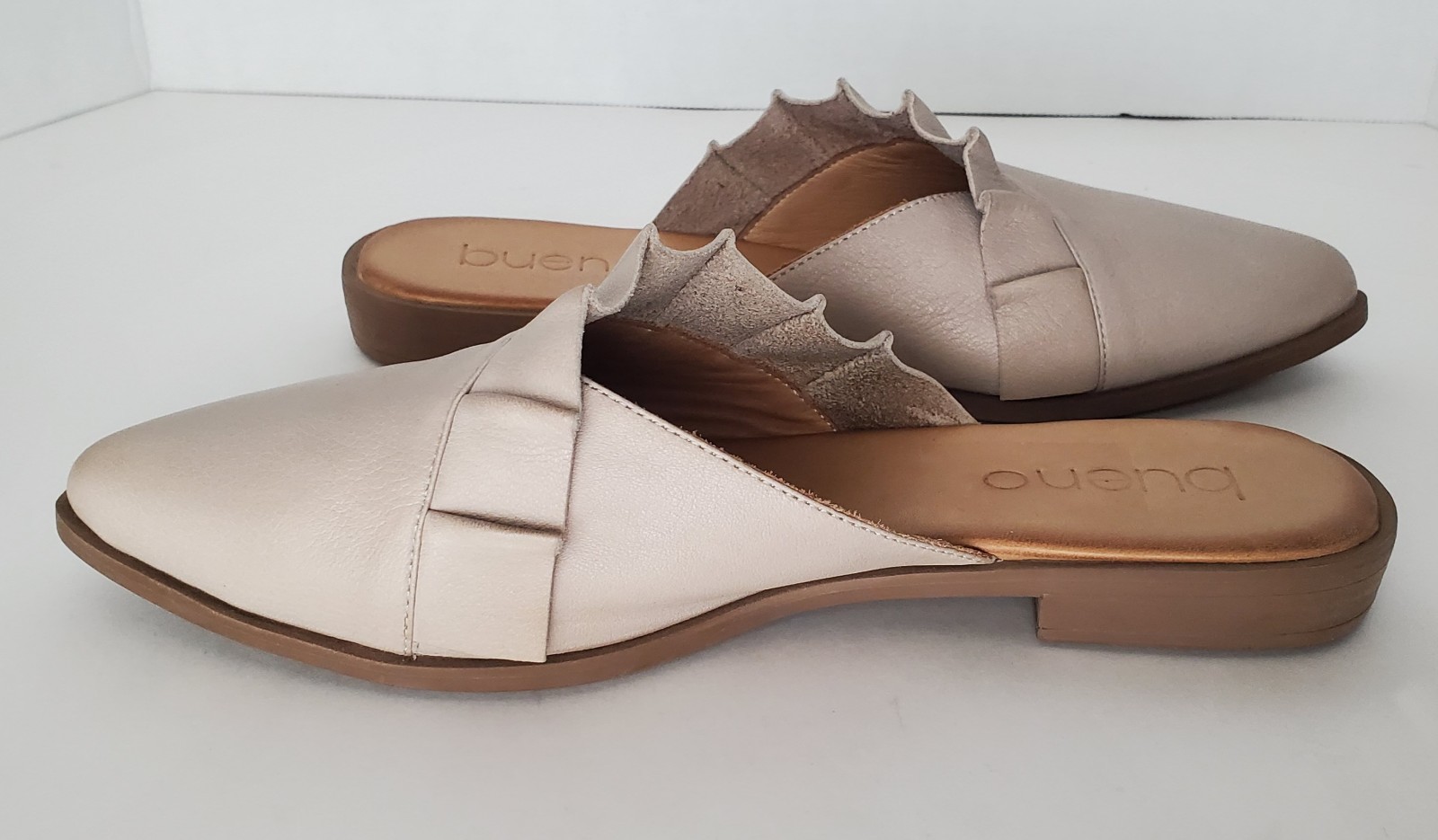 Bueno Bess Taupe Leather Ruffle Detail Pointed Toe Mule Slip On Flat 38 – 7.5/8