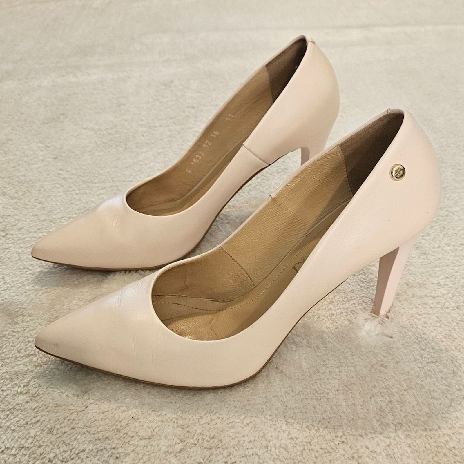 Genuine Leather Cream Heels Pumps Size 9 Business Casual Formal Feminine Work